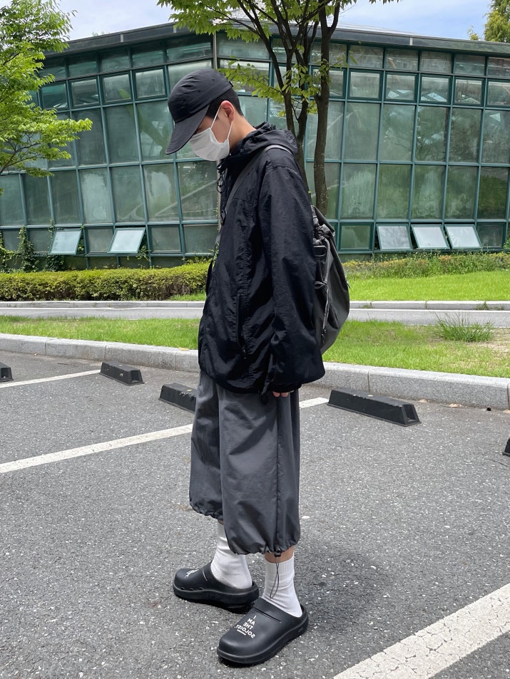 Oofos x Takahiromiyashita The Soloist Signature Clog Black White 착용 스타일 - 2