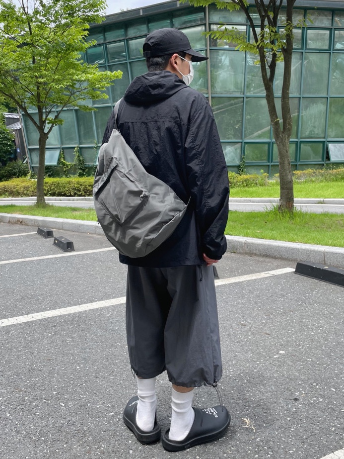 Oofos x Takahiromiyashita The Soloist Signature Clog Black White 착용 스타일 - 4