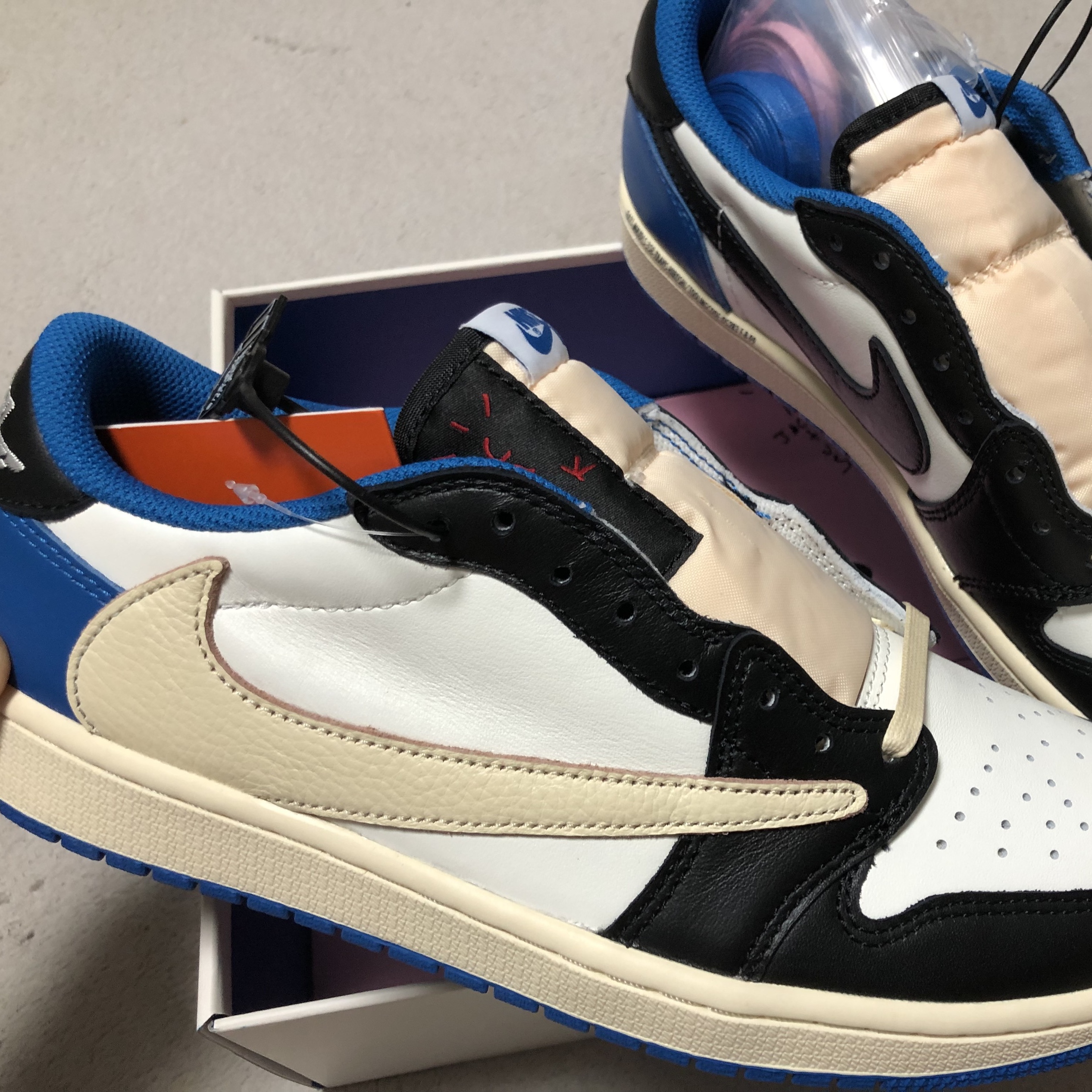 Jordan 1 x Travis Scott x Fragment Retro Low OG SP Military Blue 착용 스타일 - 2