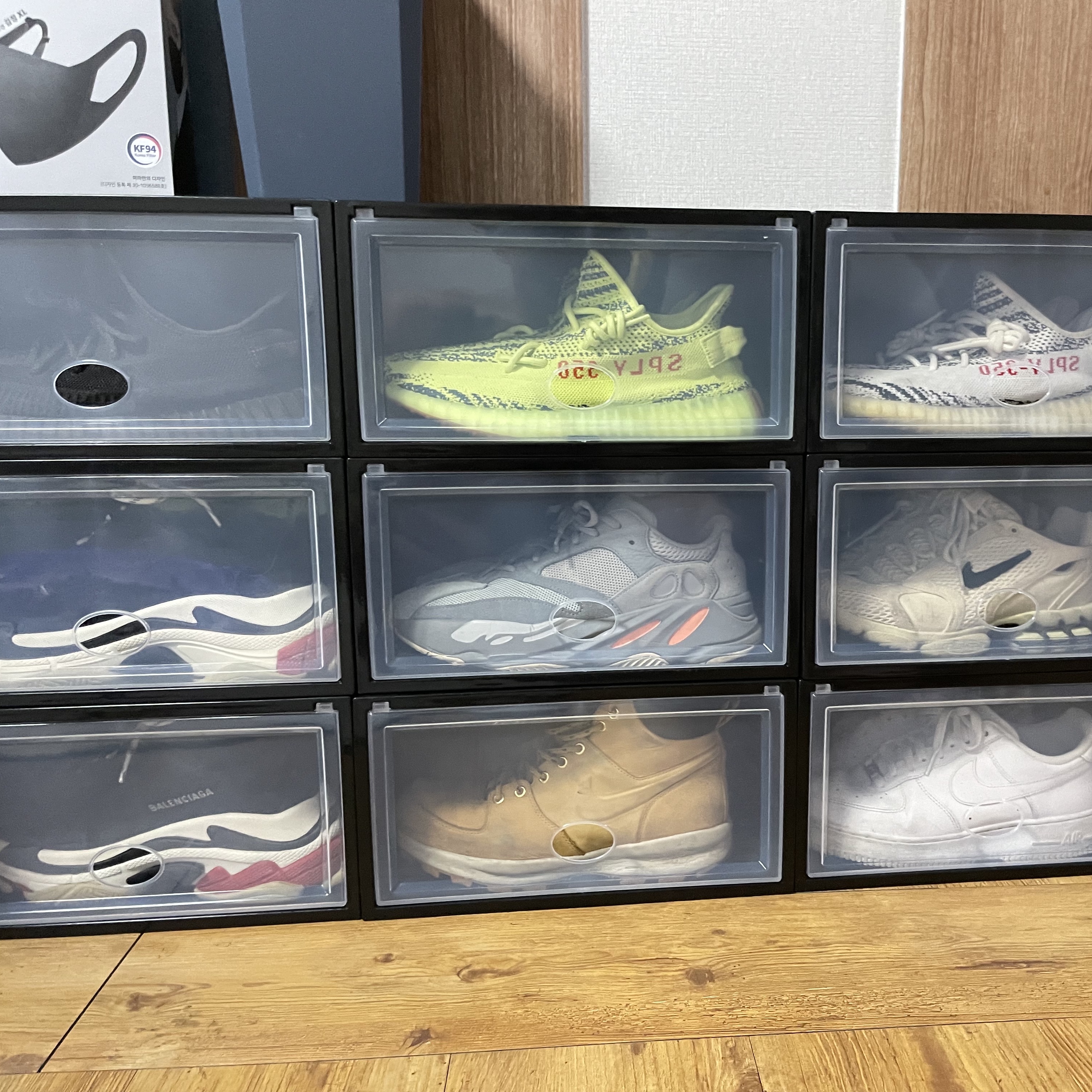 Adidas Yeezy Boost 350 V2 Zebra 2017/2019/2020, Balenciaga Triple S Trainer Black Red 2018 착용 스타일