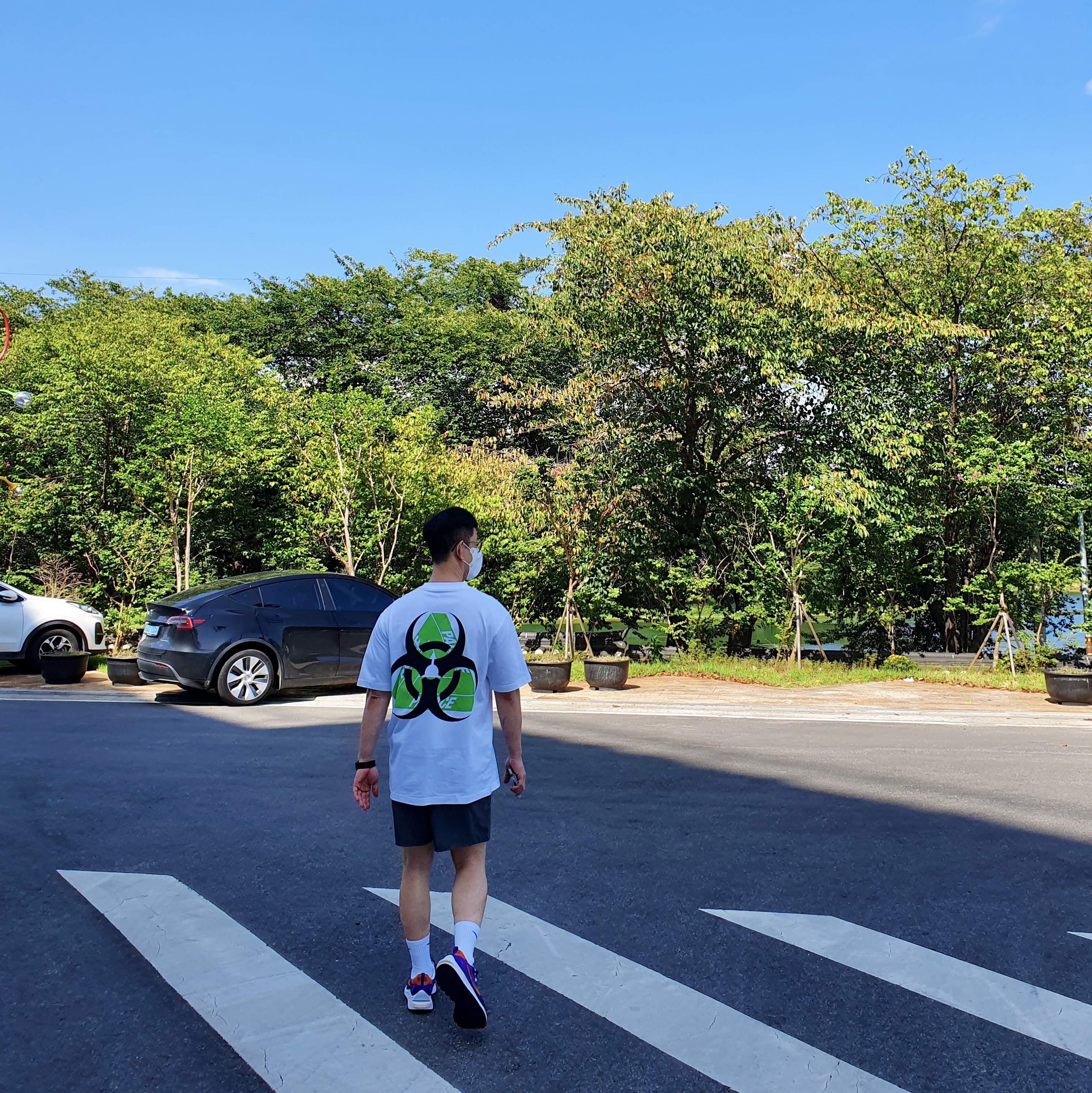 Palace Bio Hazard T-Shirt White - 21SS, Nike x Sacai VaporWaffle Dark Iris 착용 스타일 - 1