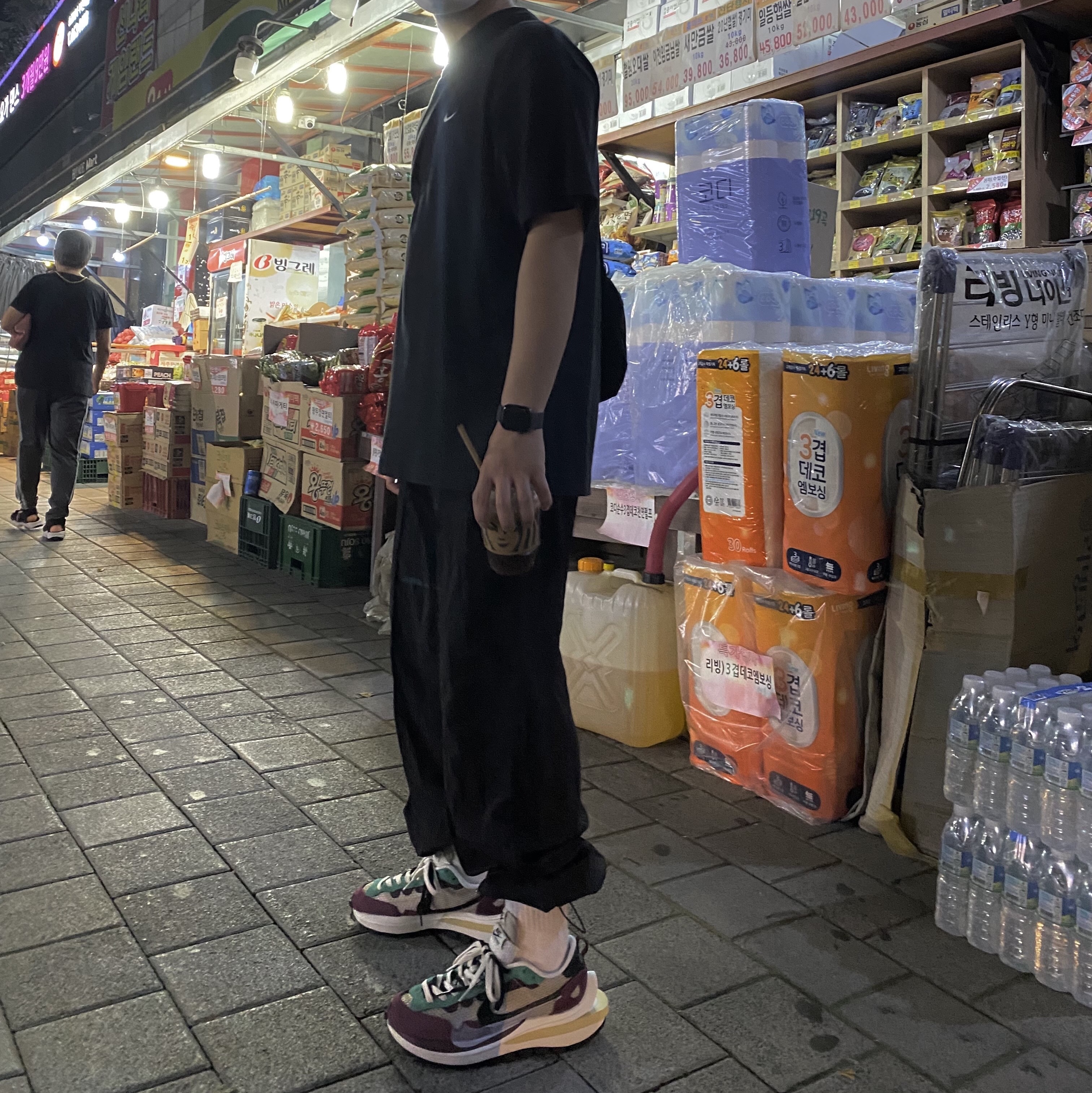 Nike x Sacai VaporWaffle String & Black Villain Red, Nike NRG Solo Swoosh T-Shirt Black - US/EU 착용 스타일