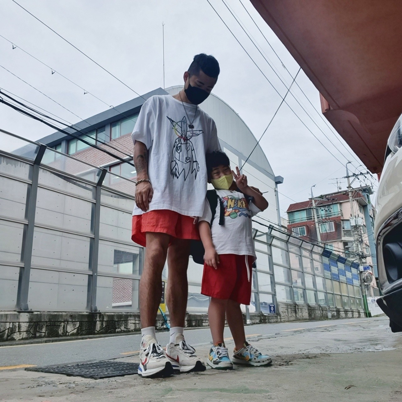 Nike x Sacai VaporWaffle Royal Fuchsia, Nike x Ben & Jerry's SB Dunk Low Chunky Dunky 착용 스타일 - 1