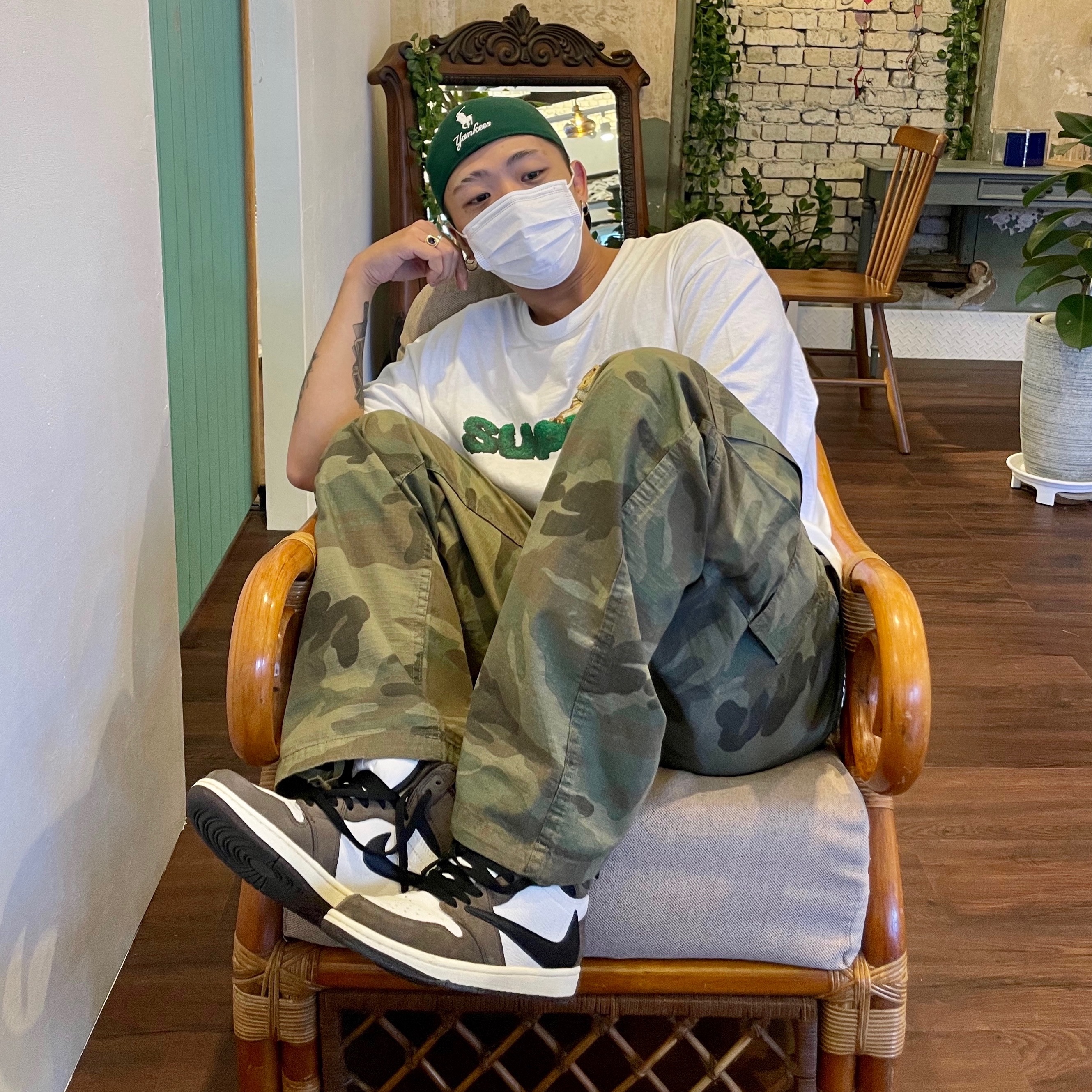 Jordan 1 x Travis Scott Retro High OG SP Mocha, Supreme Lizard T-Shirt White - 20SS 착용 스타일