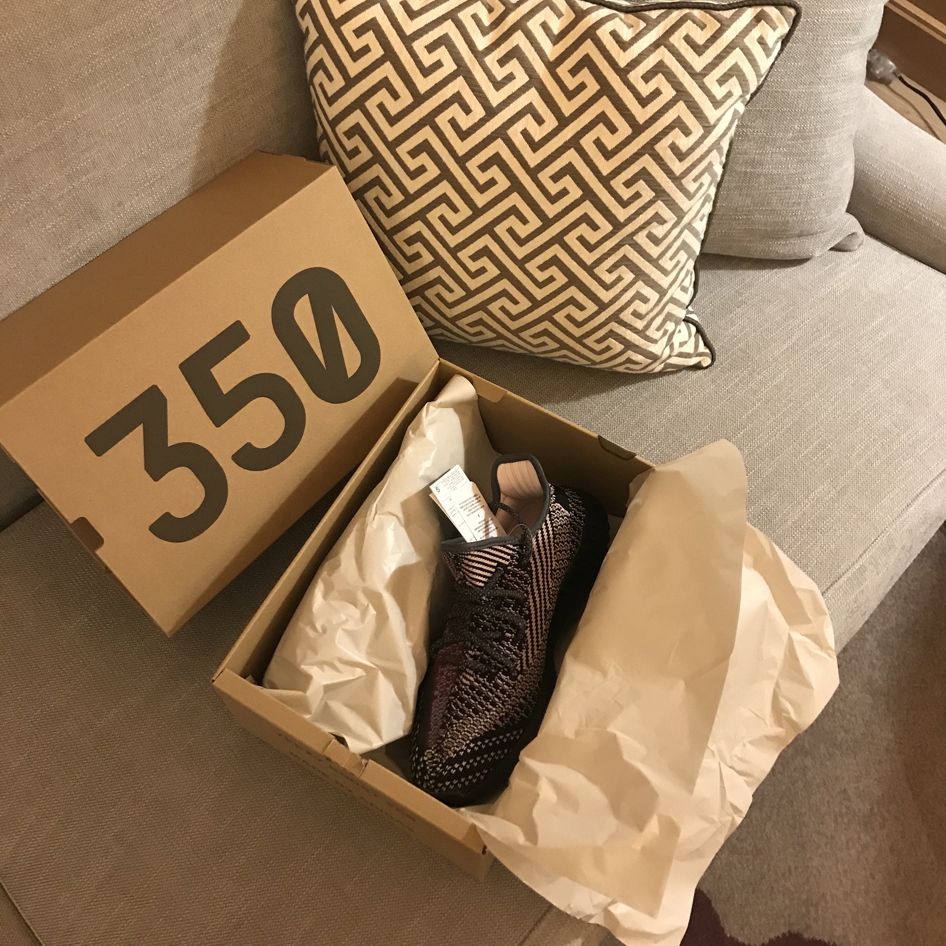 Adidas Yeezy Boost 350 V2 Yecheil - Non-Reflective 착용 스타일 - 2