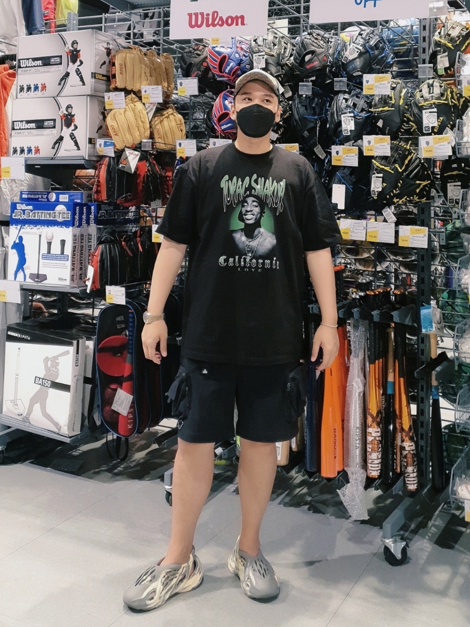 Adidas Yeezy Foam RNNR MXT Moon Gray, Nike ACG Cargo Shorts Black - Asia 착용 스타일 - 1