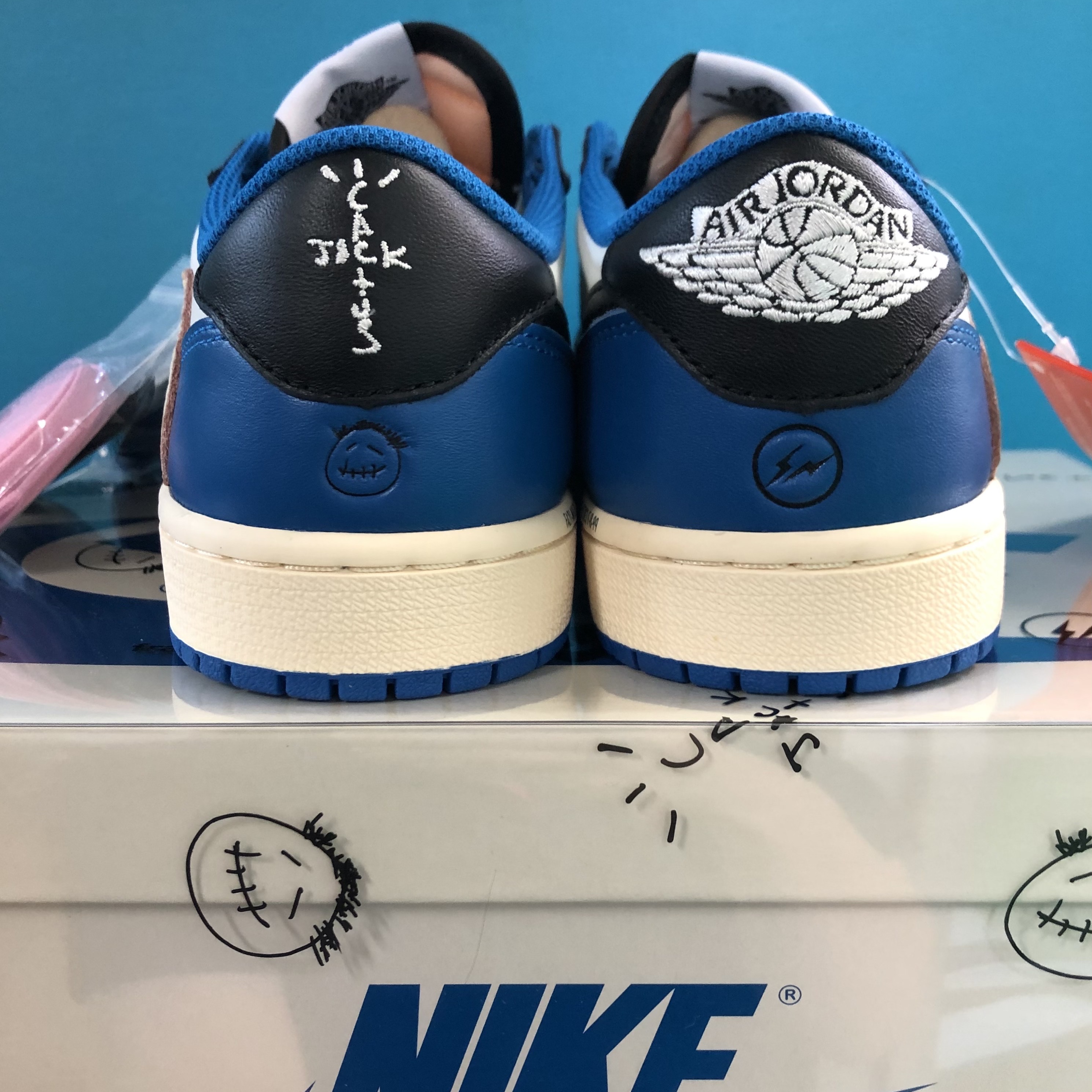 Jordan 1 x Travis Scott x Fragment Retro Low OG SP Military Blue 착용 스타일 - 1