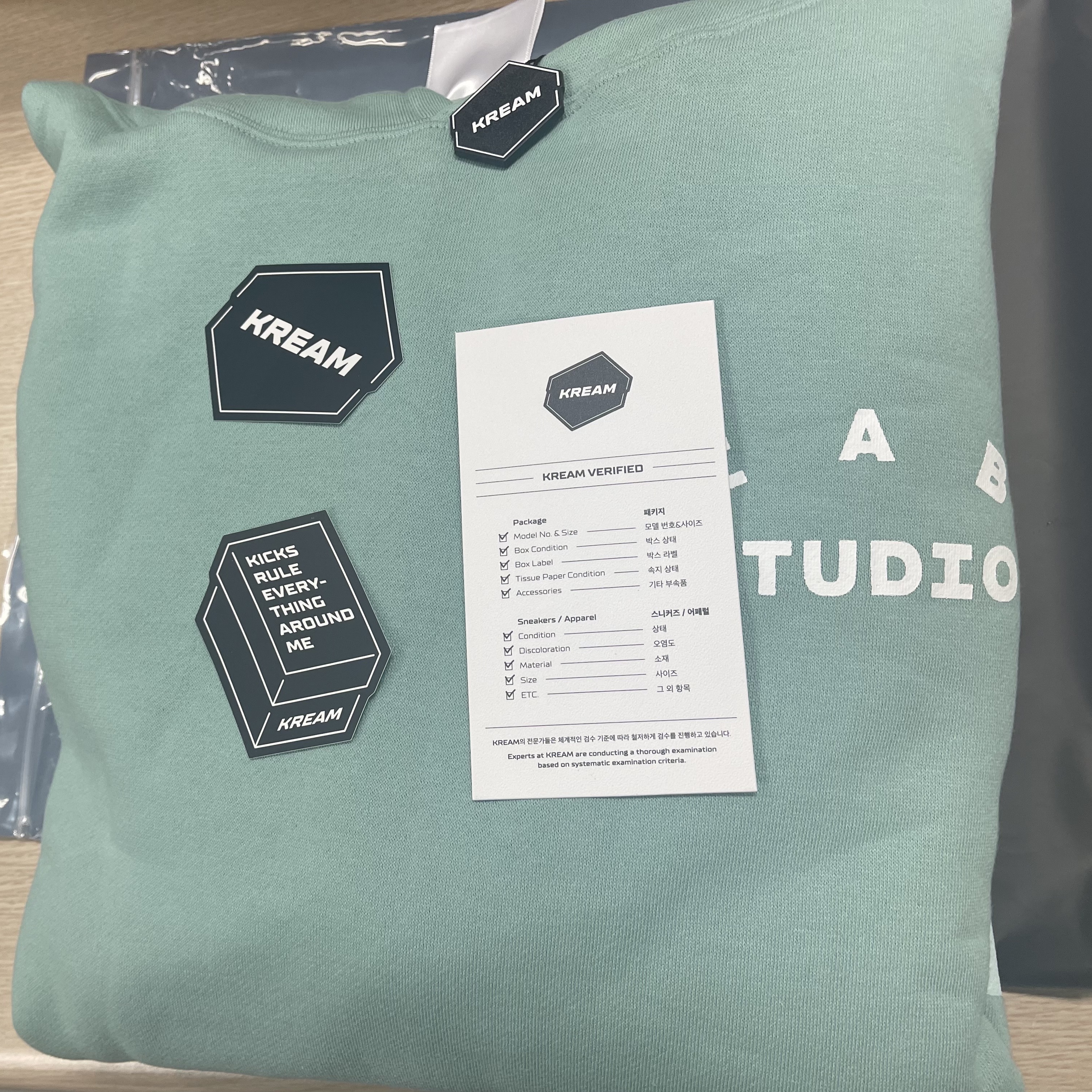 IAB Studio x Thor Hoodie Ash Green 착용 스타일 - 1