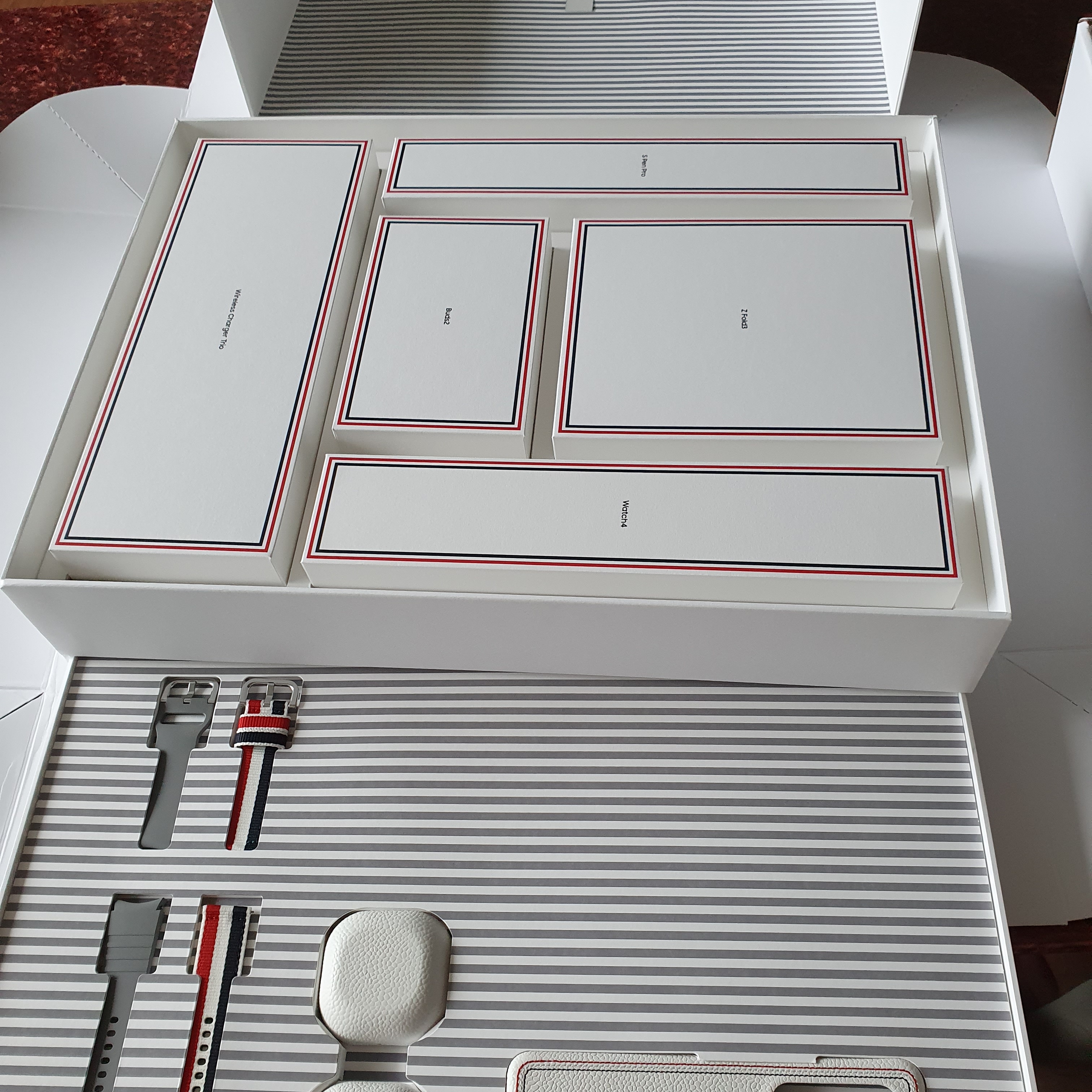 Samsung Galaxy Z Fold3 Thom Browne Edition (Korean Ver.) 착용 스타일 - 2