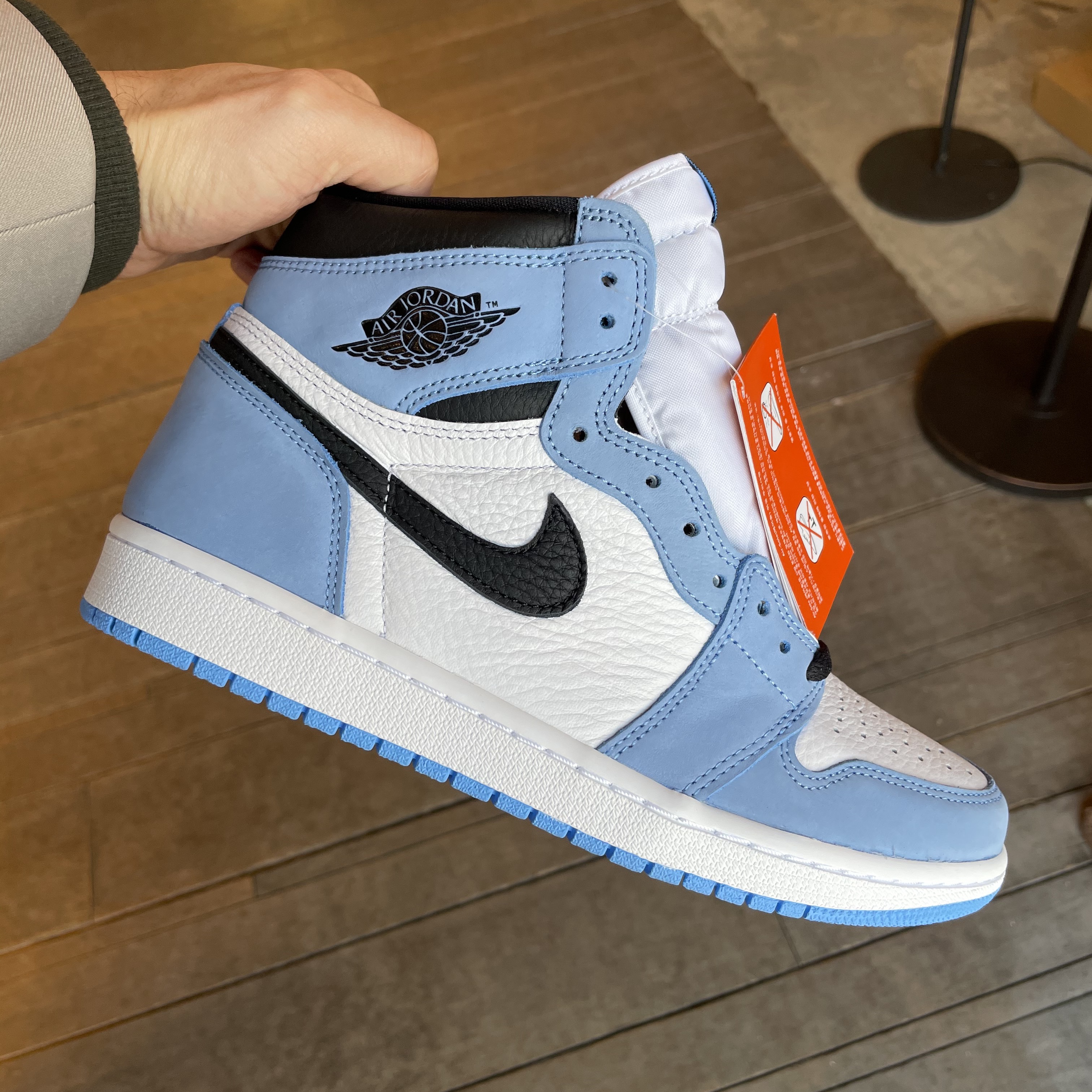 Jordan 1 Retro High OG University Blue 착용 스타일 - 4