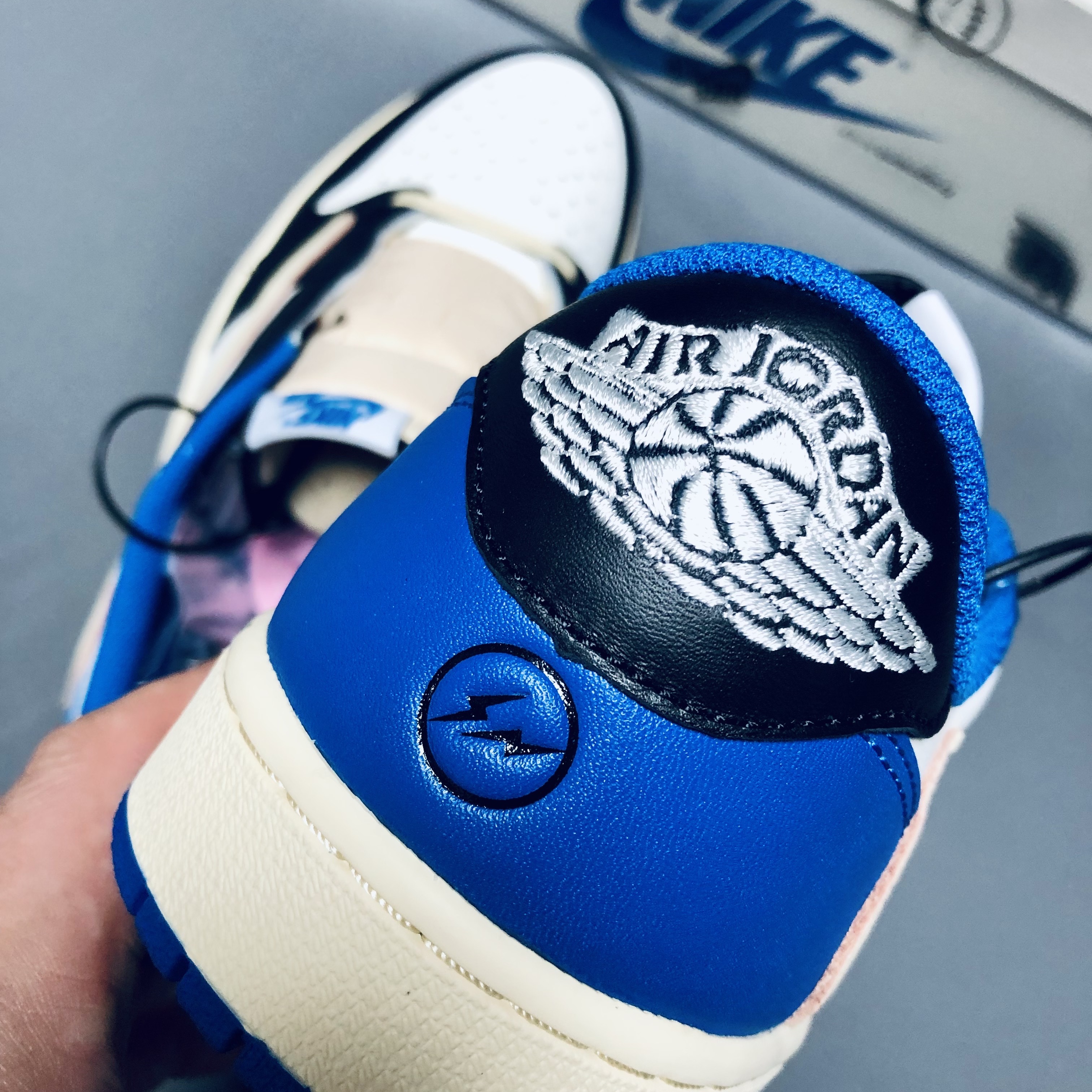 Jordan 1 x Travis Scott x Fragment Retro Low OG SP Military Blue, Jordan 1 x Travis Scott Retro High OG SP Mocha 착용 스타일 - 2