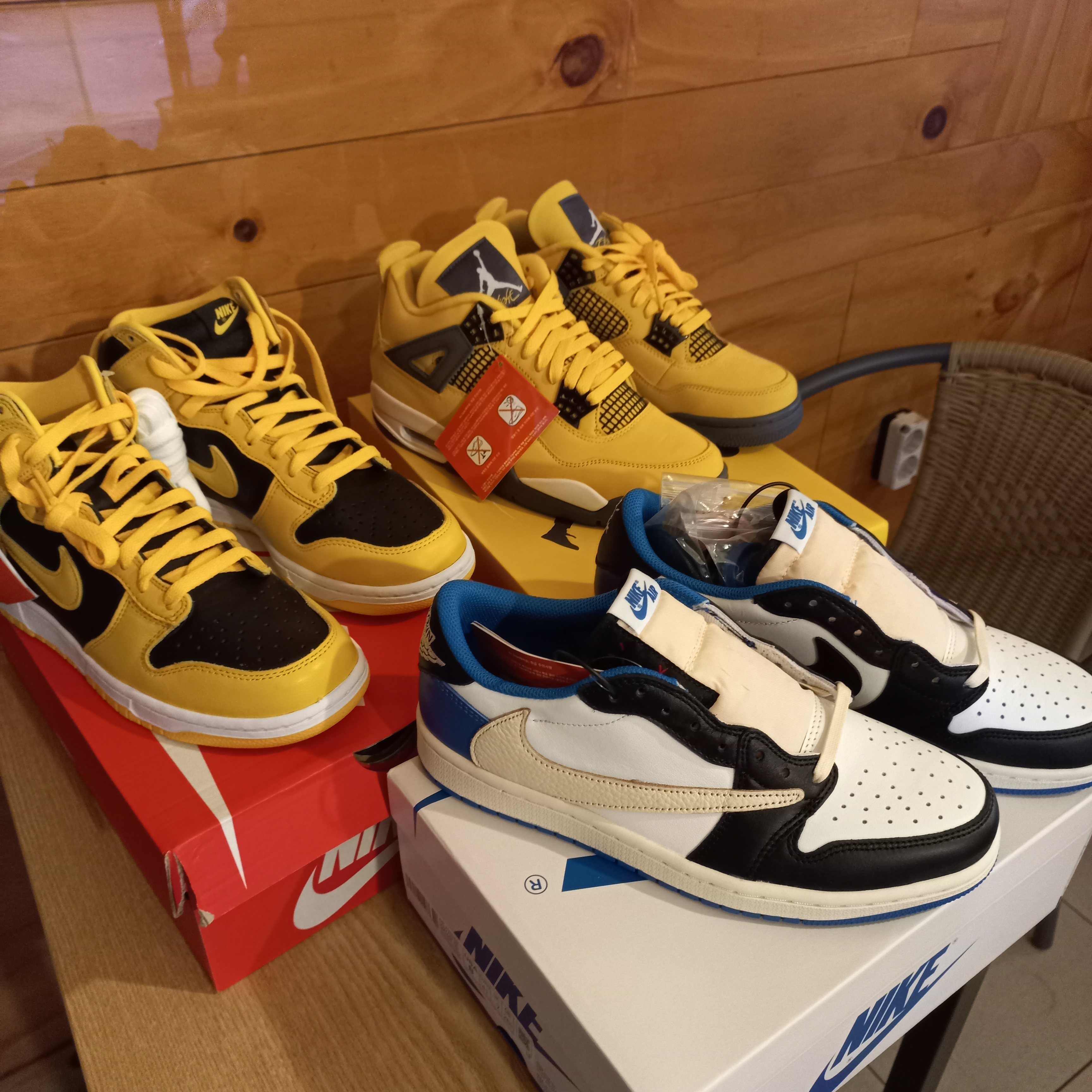 Jordan 1 x Travis Scott x Fragment Retro Low OG SP Military Blue, Jordan 4 Retro Tour Yellow 착용 스타일 - 1