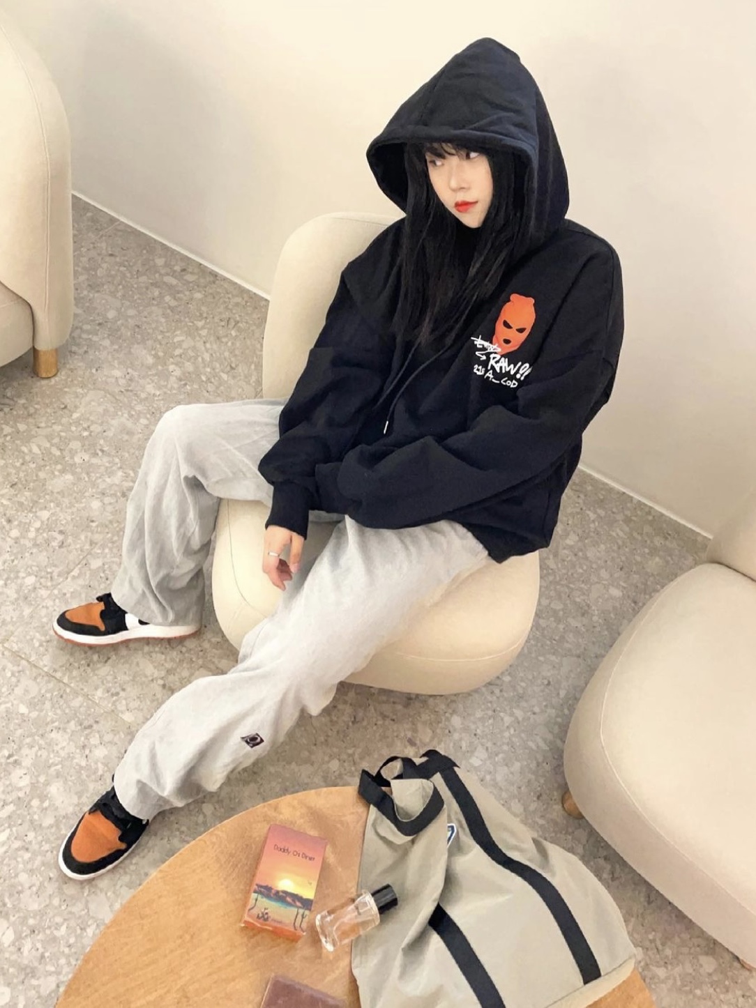 Jordan 1 Low Shattered Backboard, (GS) Jordan 1 Low Shattered Backboard 착용 스타일 - 2