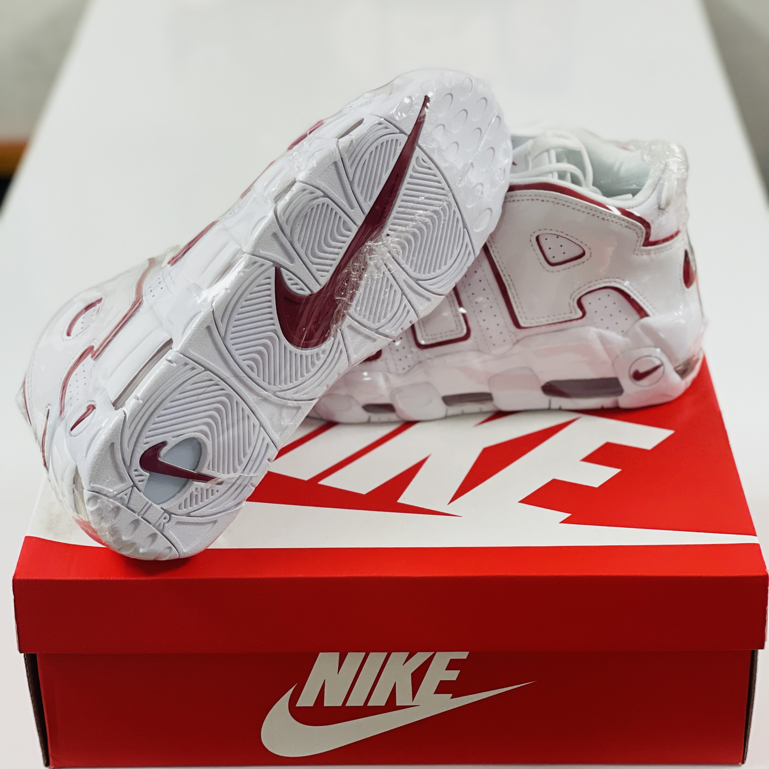Nike Air More Uptempo White Varsity Red 2021 착용 스타일 - 5