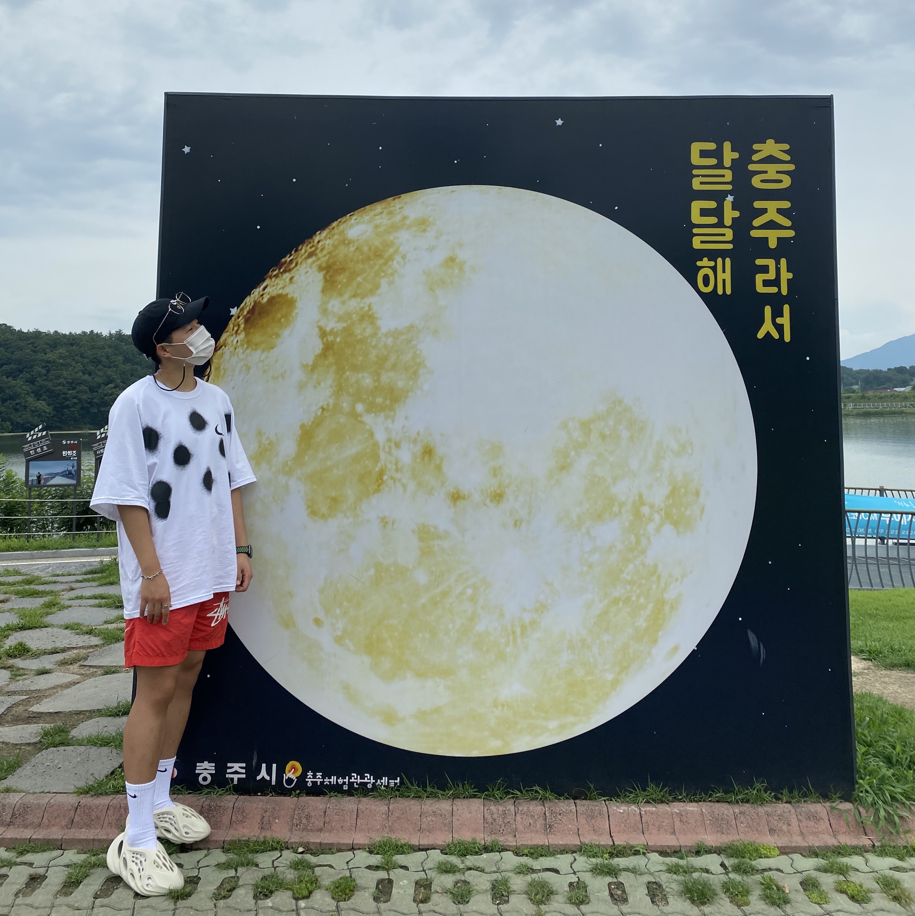 Adidas Yeezy Foam RNNR Sand, Nike x Off-White NRG Short Sleeve T-Shirt White 착용 스타일