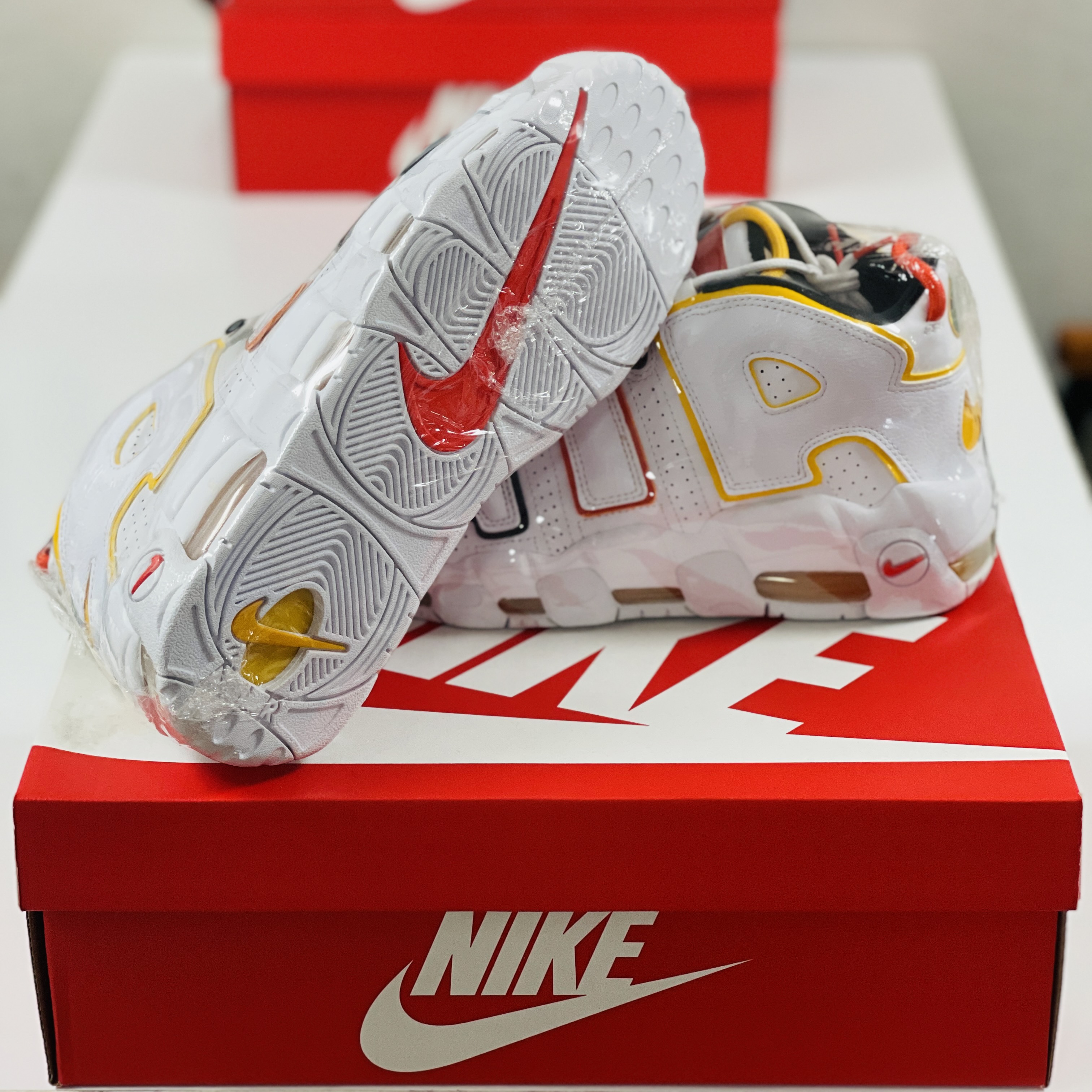 Nike Air More Uptempo Rayguns 착용 스타일 - 5