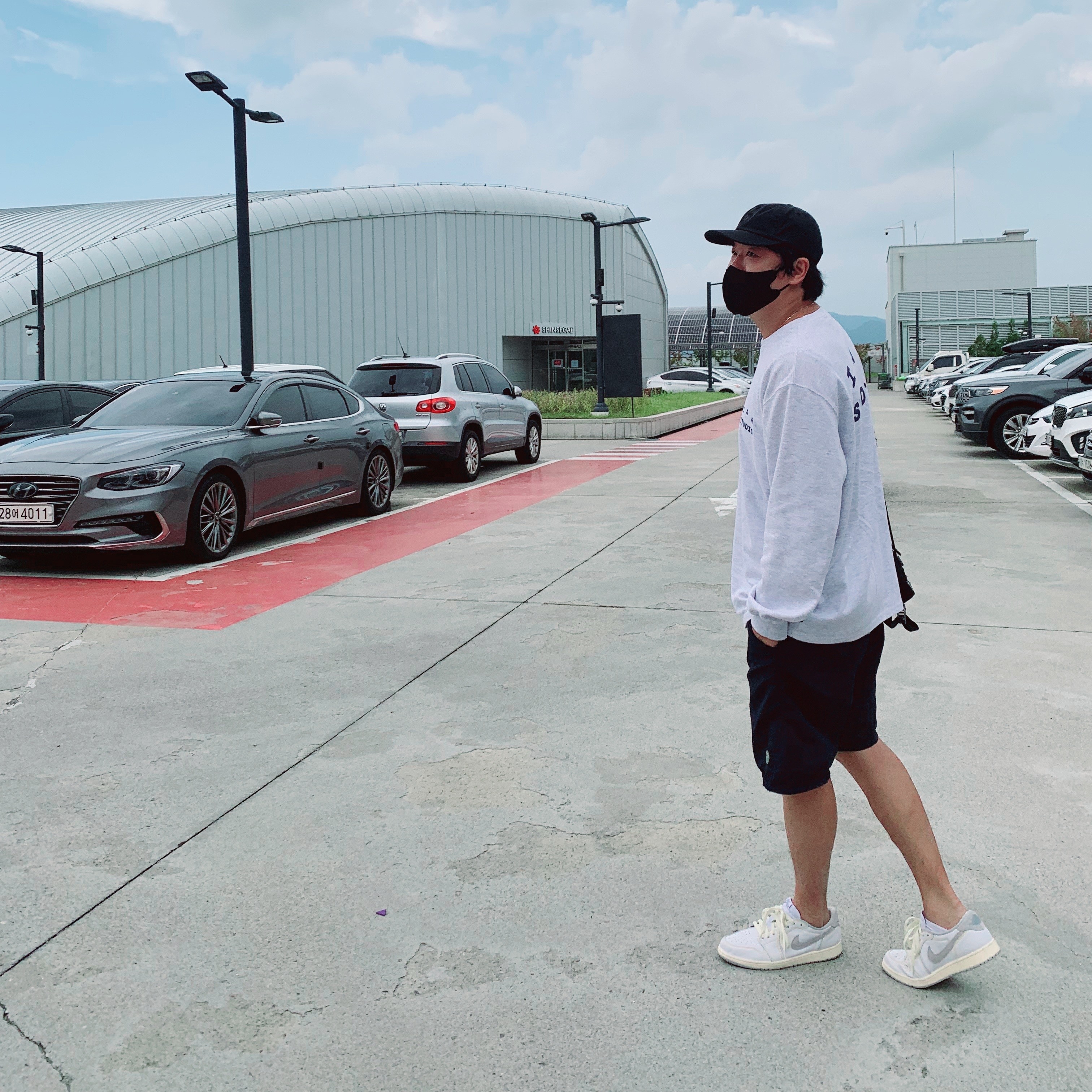 Jordan 1 Low OG Neutral Grey, IAB Studio Long Sleeve Light Gray 착용 스타일