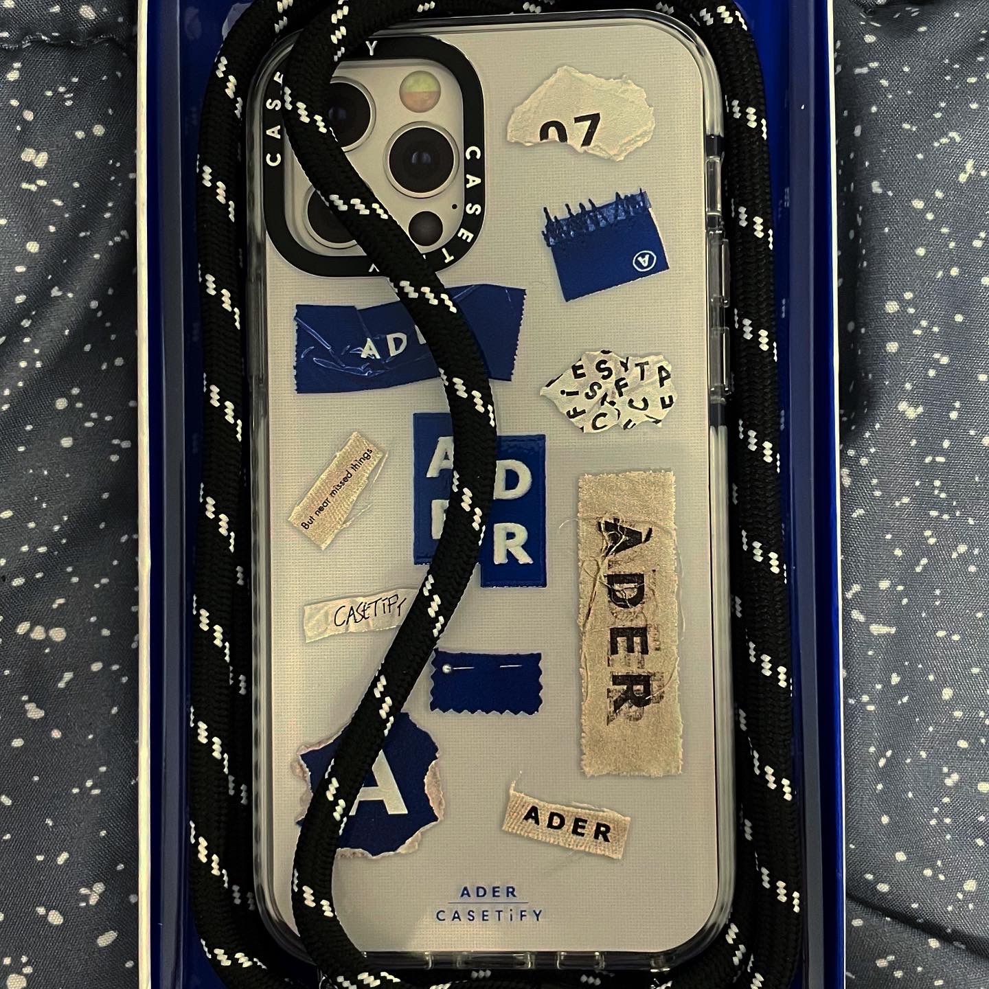 Casetify x Ader Error Sticker Sling iPhone Case 착용 스타일 - 2