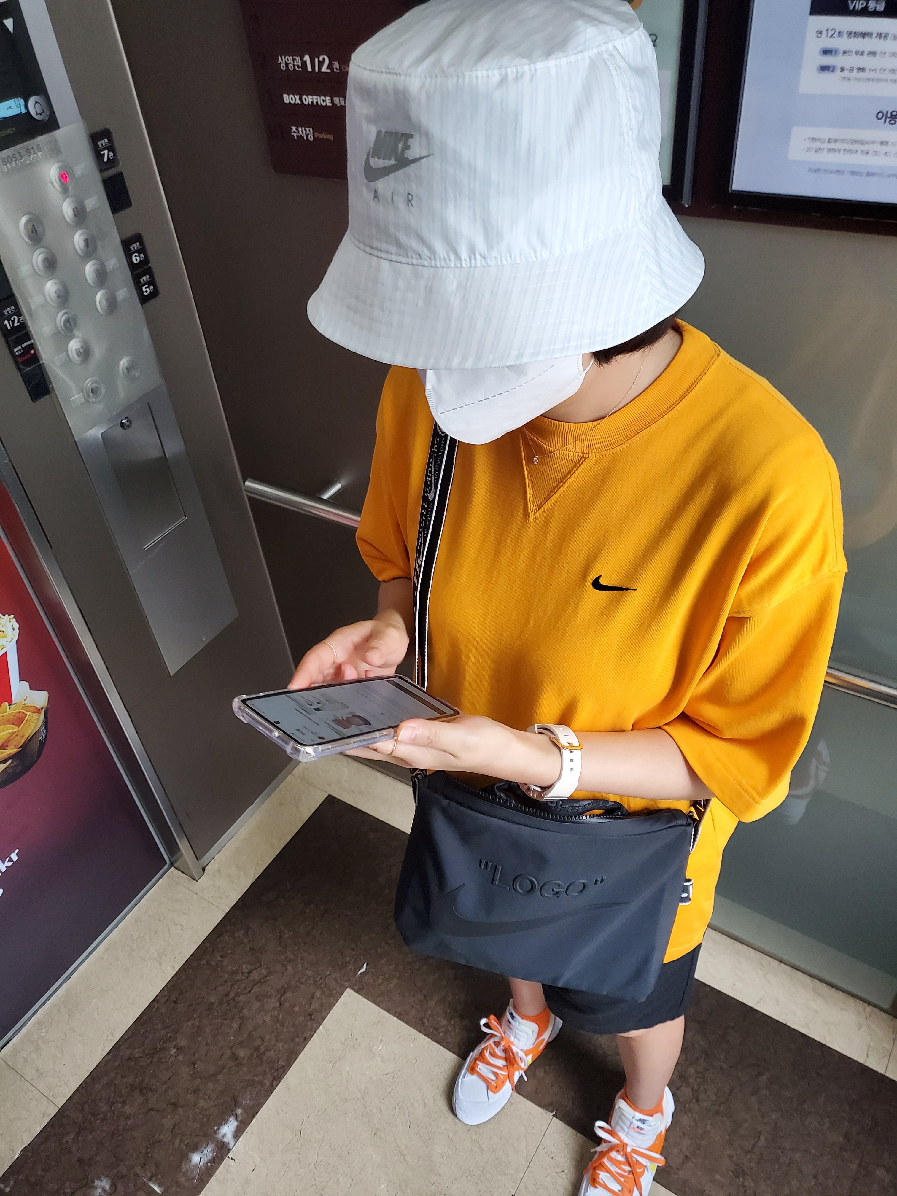 Nike x Kim Jones Bucket Hat White, Nike x Kim Jones Oversized T-Shirt Circuit Orange - Asia 착용 스타일