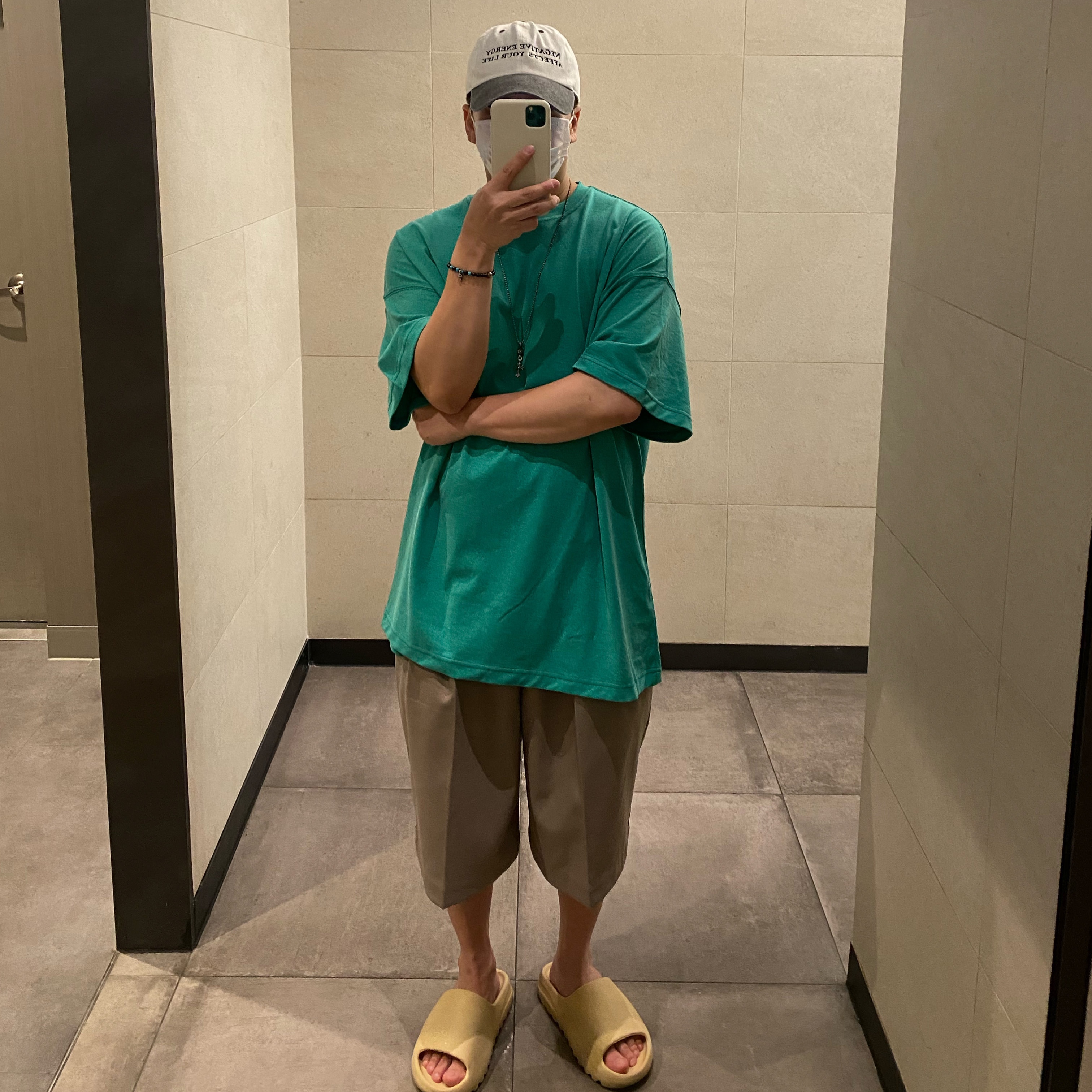 Adidas Yeezy Slide Desert Sand 착용 스타일 - 4