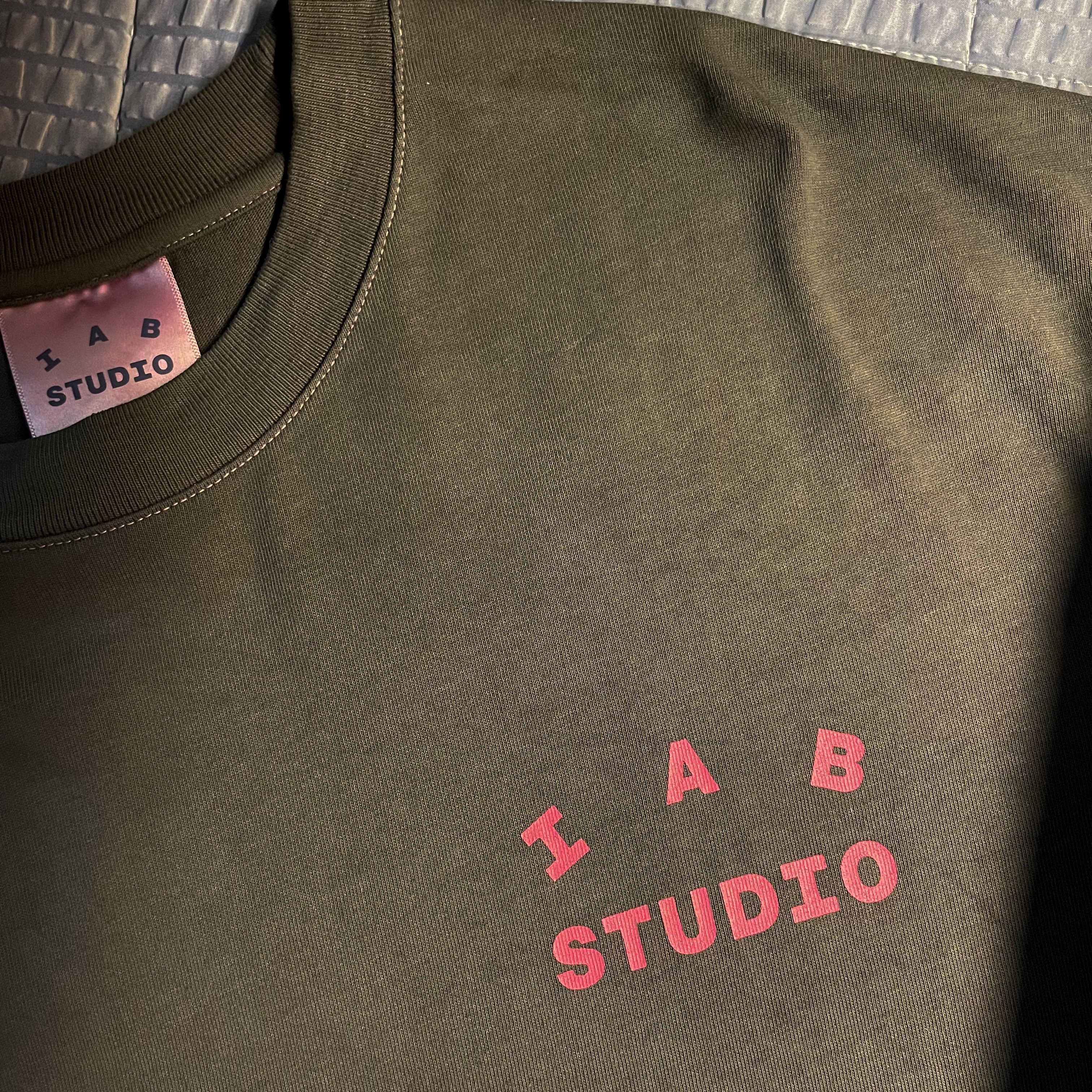 IAB Studio Pigment T-Shirt Magenta 착용 스타일 - 1