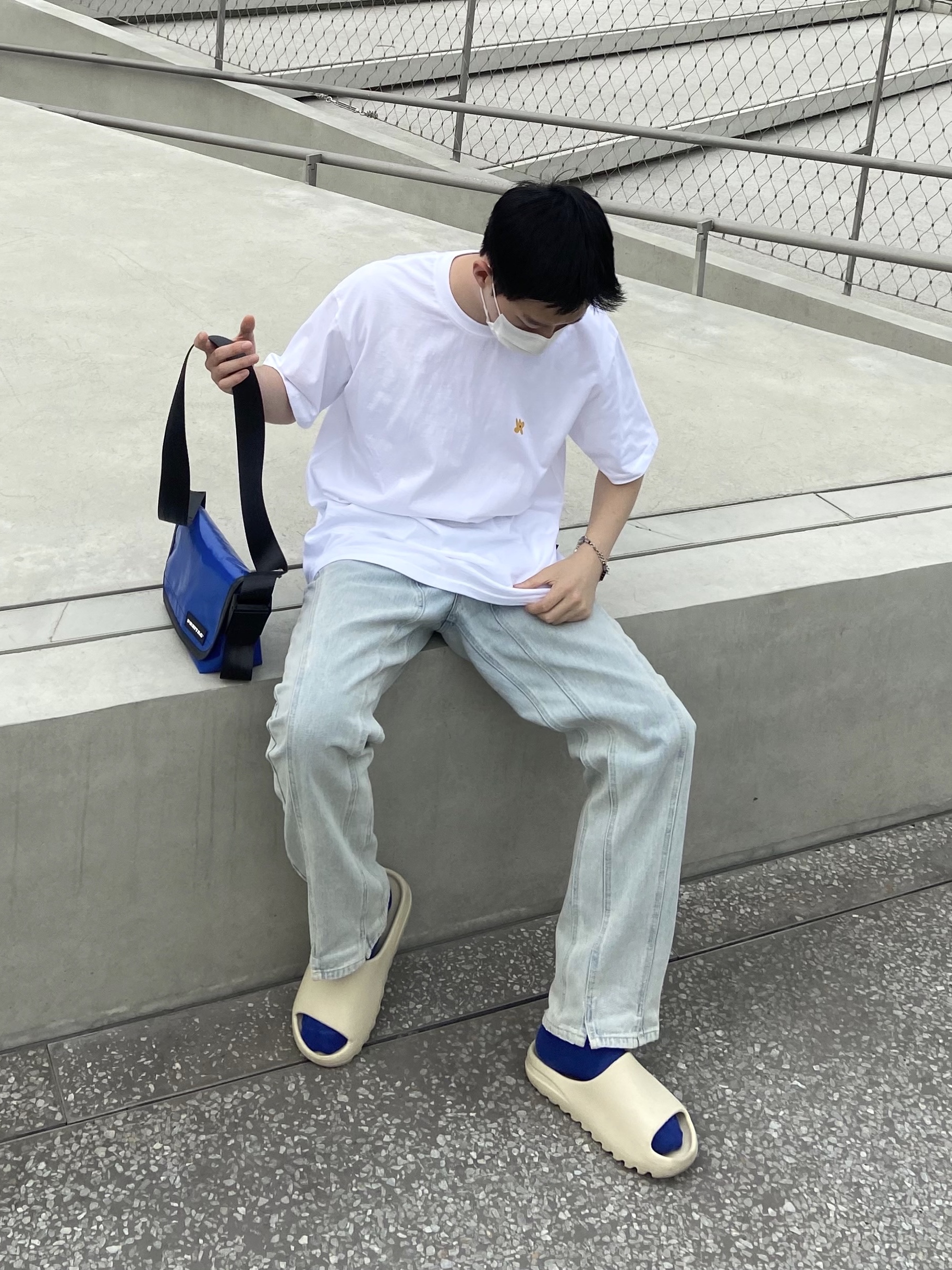 Adidas Yeezy Slide Bone 착용 스타일