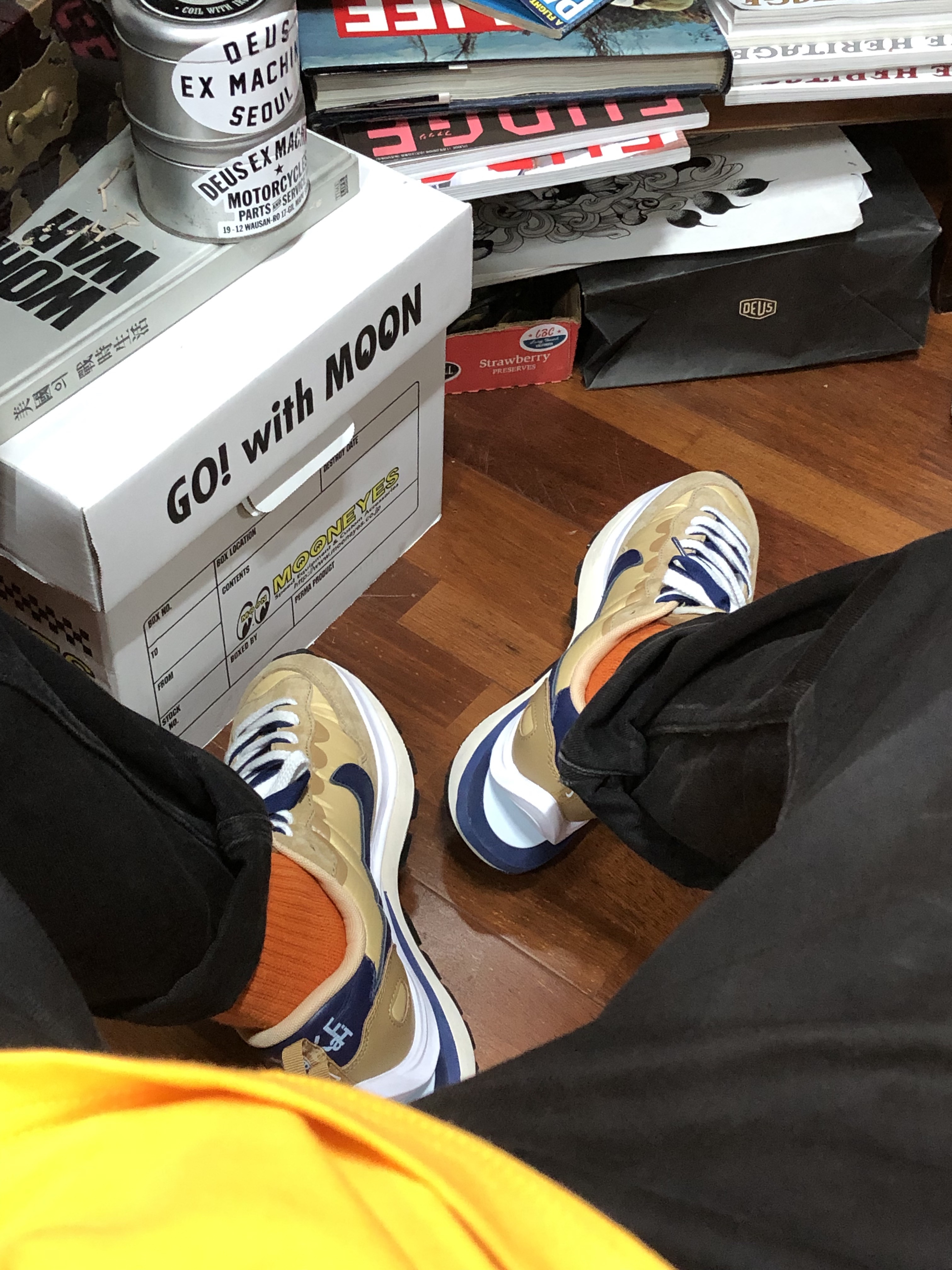 Nike x Sacai VaporWaffle Sesame and Blue Void 착용 스타일