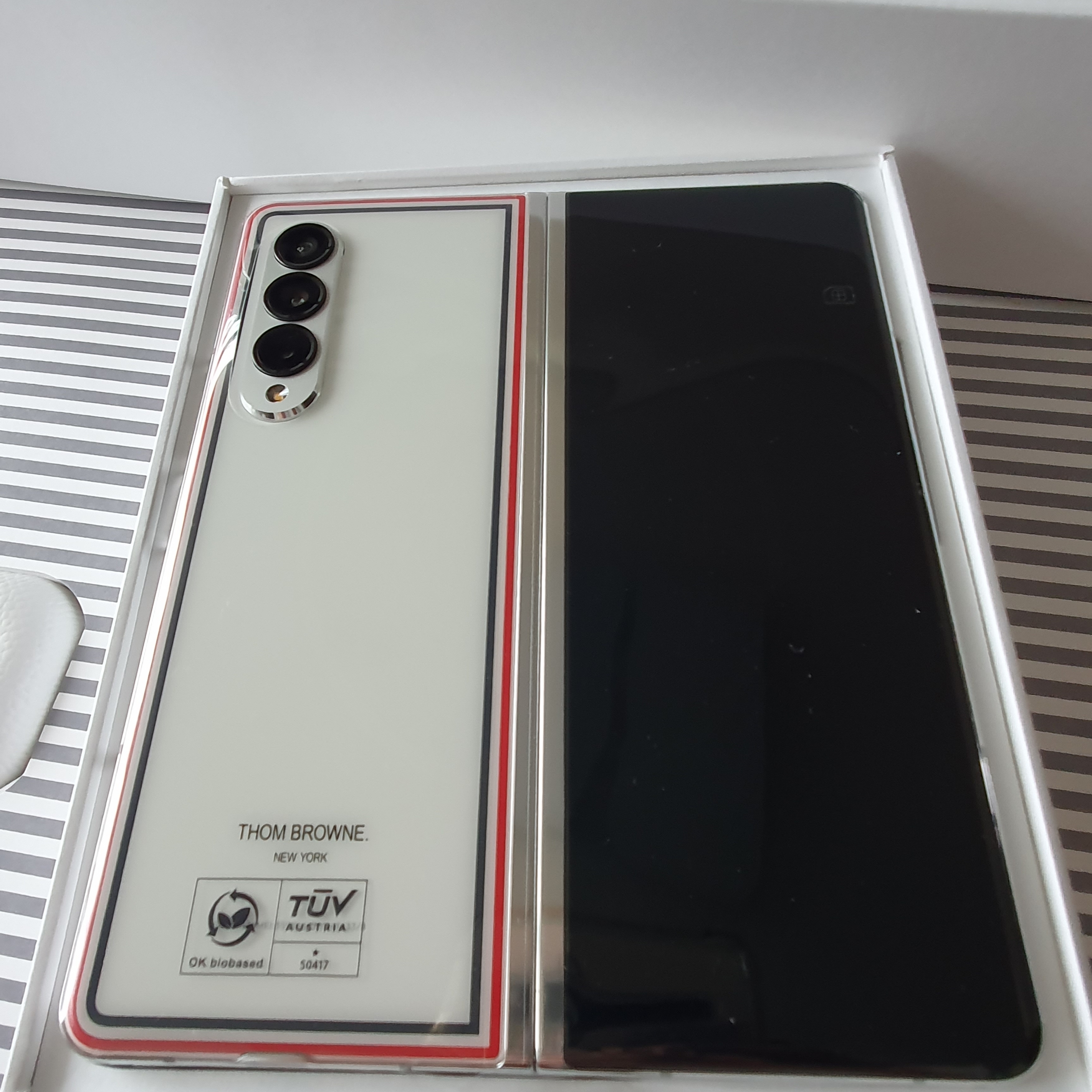 Samsung Galaxy Z Fold3 Thom Browne Edition (Korean Ver.) 착용 스타일 - 3