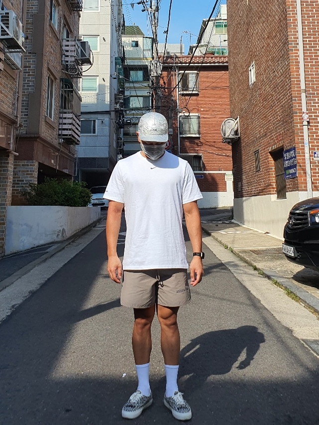 Nike x Drake Nocta Cardinal Stock Essential T-Shirt White - Asia, Essentials Volley Shorts Taupe - 21SS 착용 스타일 - 1