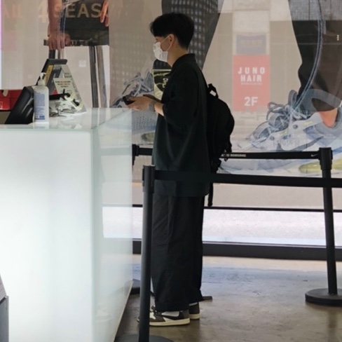 Jordan 1 x Travis Scott Retro High OG SP Mocha, Essentials Short Sleeve Boxy Polo Dark Slate/Stretch Limo/Black - 20SS 착용 스타일