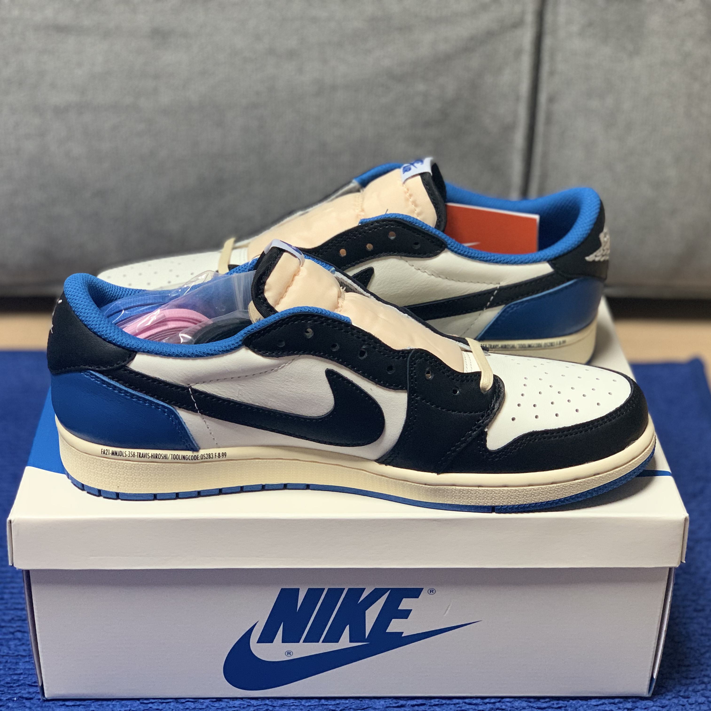 Jordan 1 x Travis Scott x Fragment Retro Low OG SP Military Blue 착용 스타일 - 2