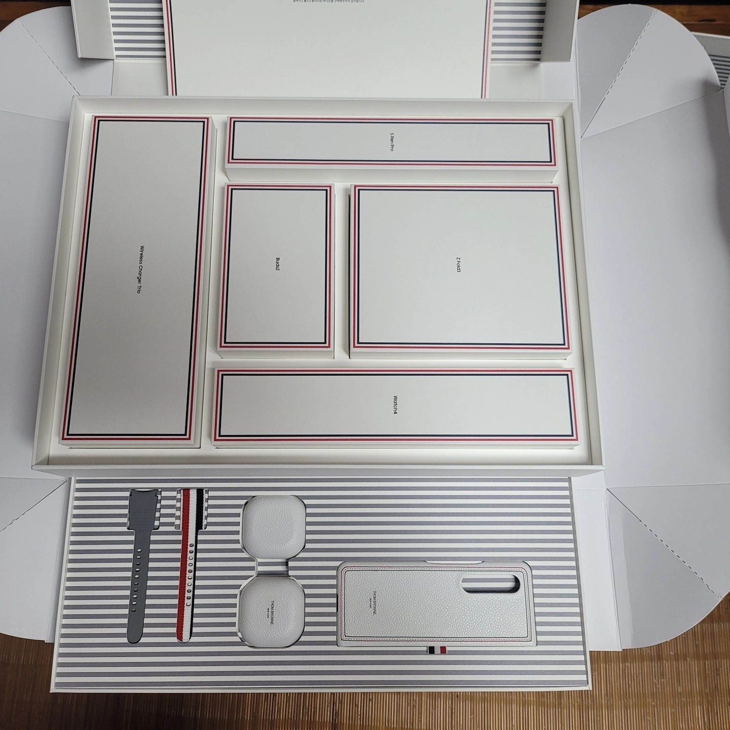 Samsung Galaxy Z Fold3 Thom Browne Edition (Korean Ver.) 착용 스타일 - 1