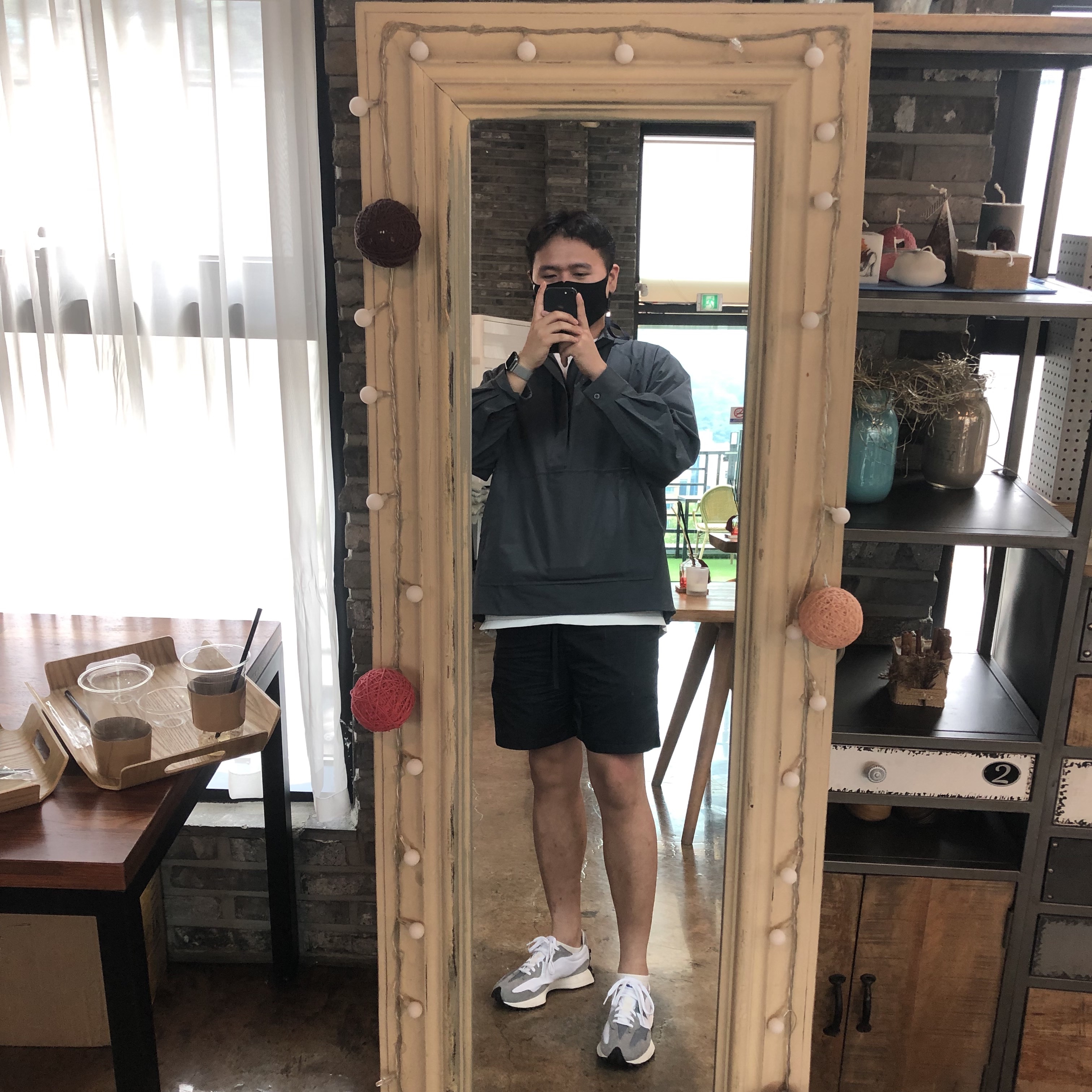 New Balance 327 Grey 착용 스타일