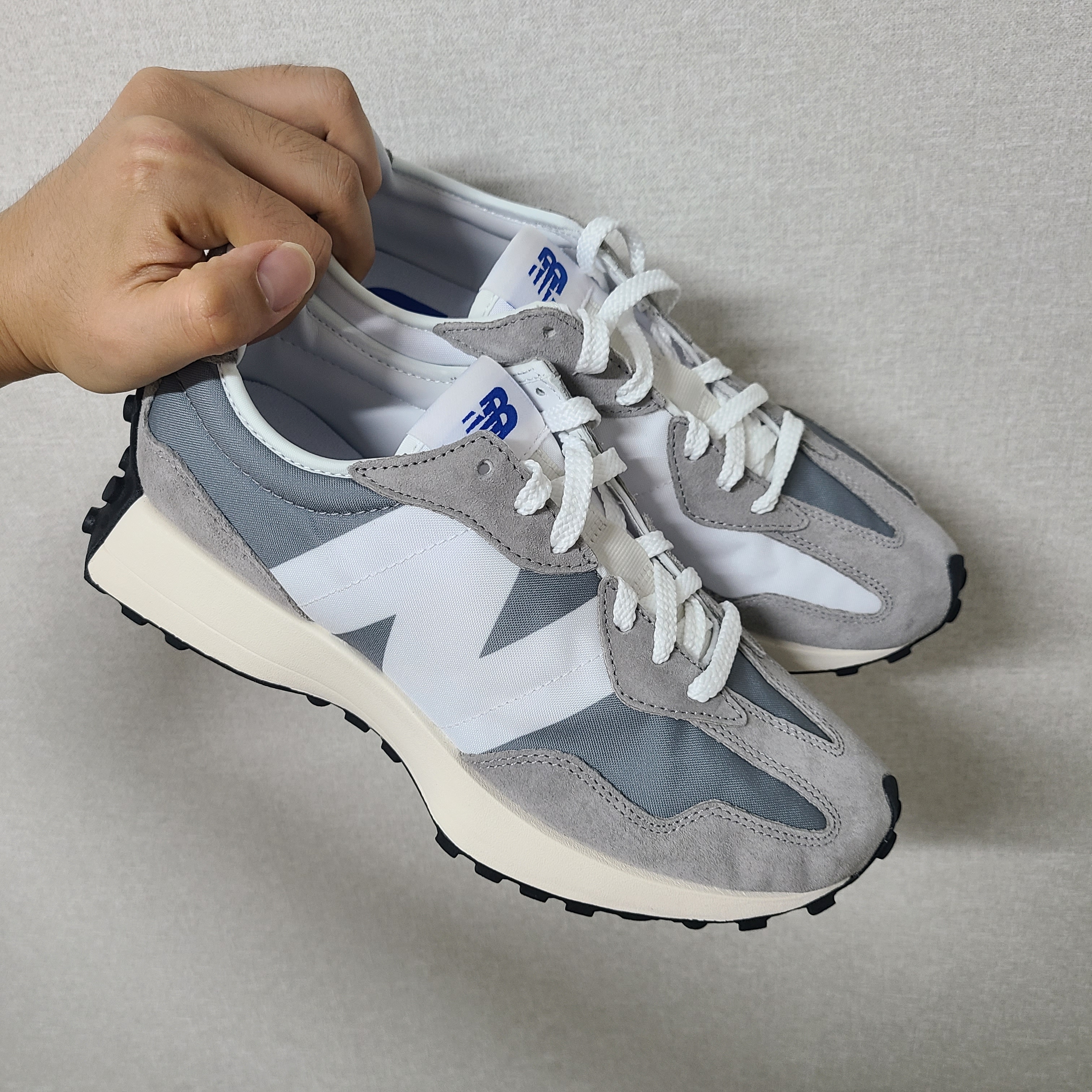 New Balance 327 Grey 착용 스타일 - 2