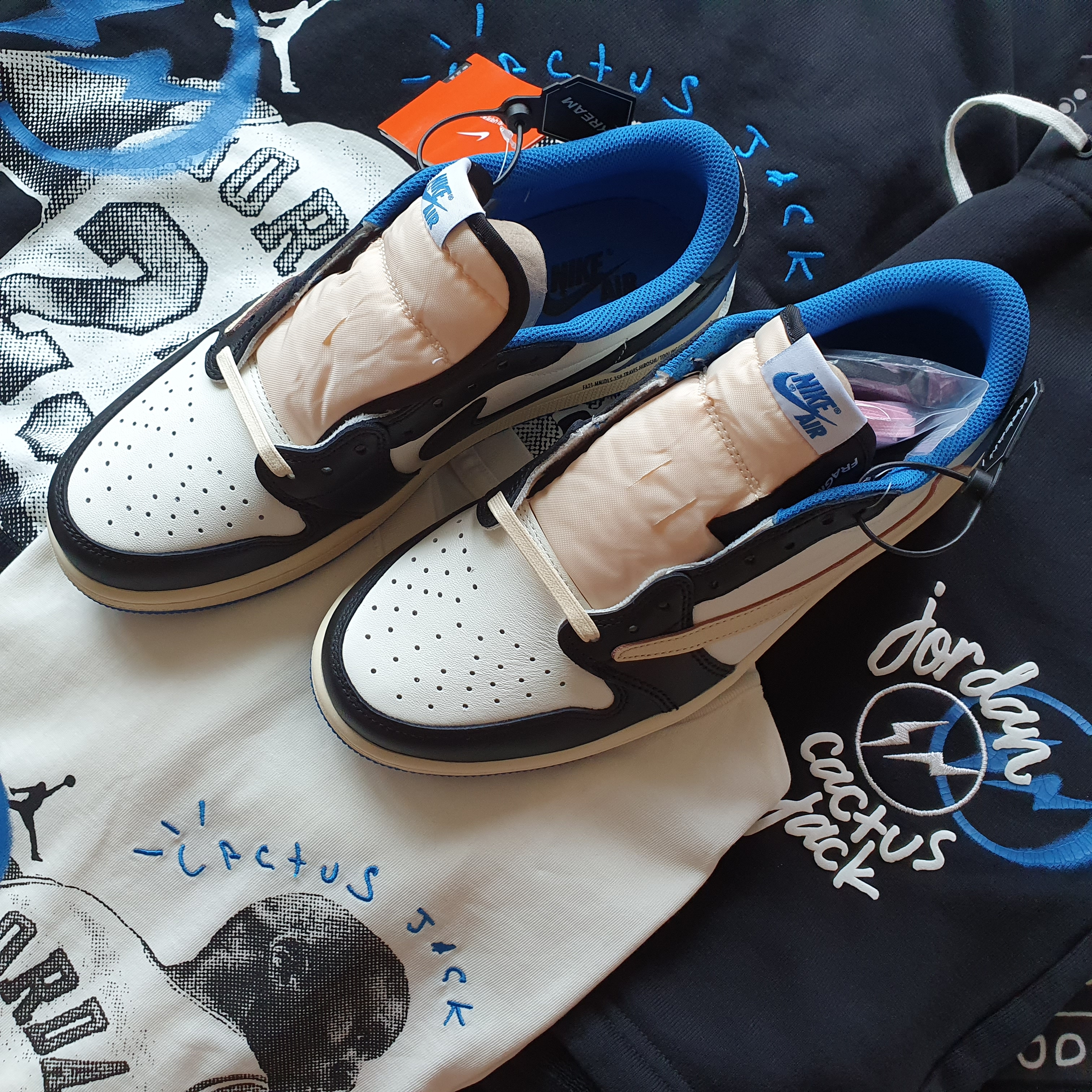 Jordan 1 x Travis Scott x Fragment Retro Low OG SP Military Blue, Jordan x Travis Scott x Fragment T-Shirt Sail (DJ0619-133) 착용 스타일 - 1