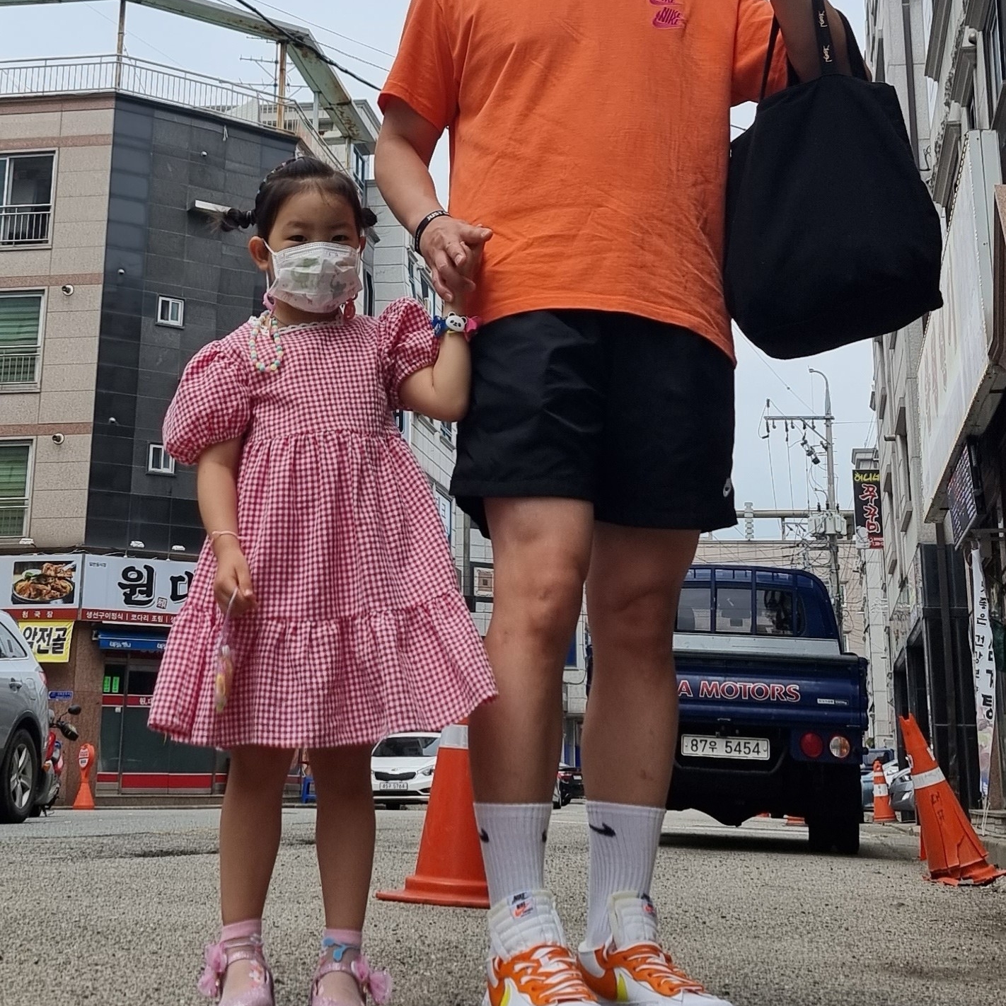Nike x Sacai Blazer Low Magma Orange, Nike World Tour T-Shirt Black - US/EU 착용 스타일