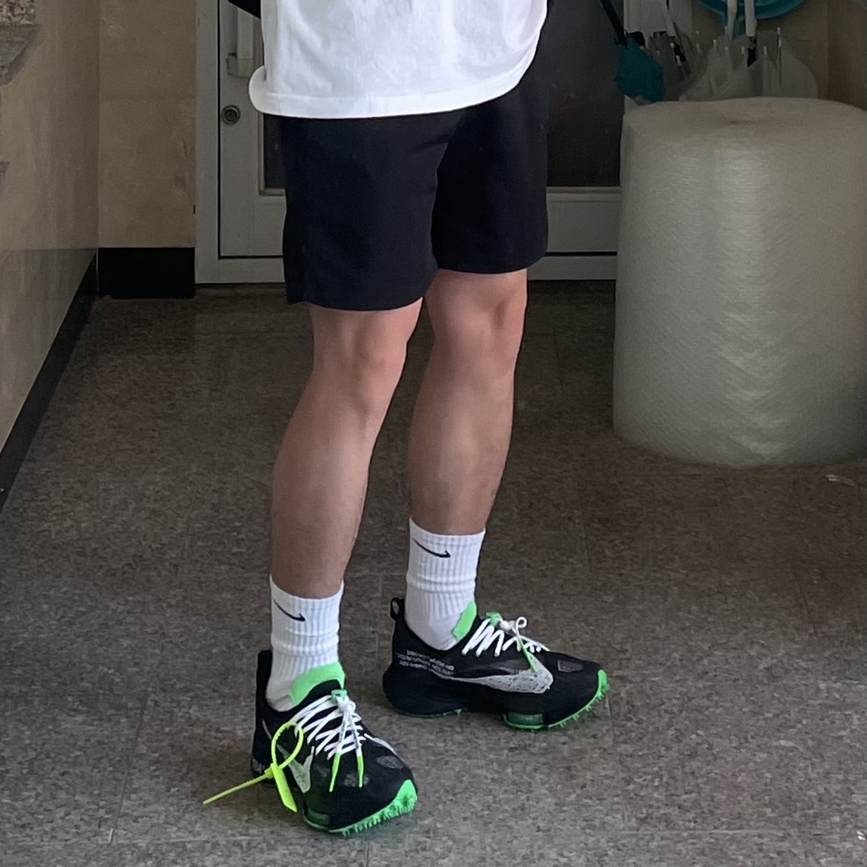 Nike x Off-White Air Zoom Tempo Next% Black 착용 스타일 - 2