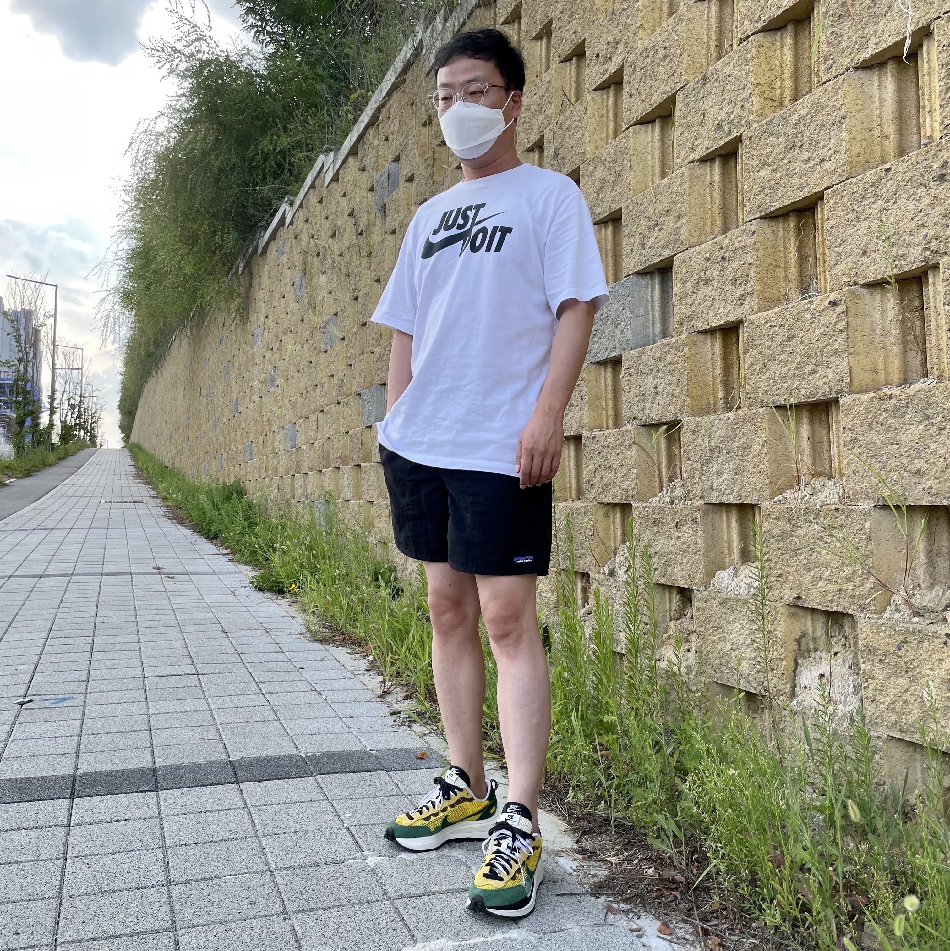 Nike x Sacai VaporWaffle Tour Yellow & Gorge Green Sail 착용 스타일