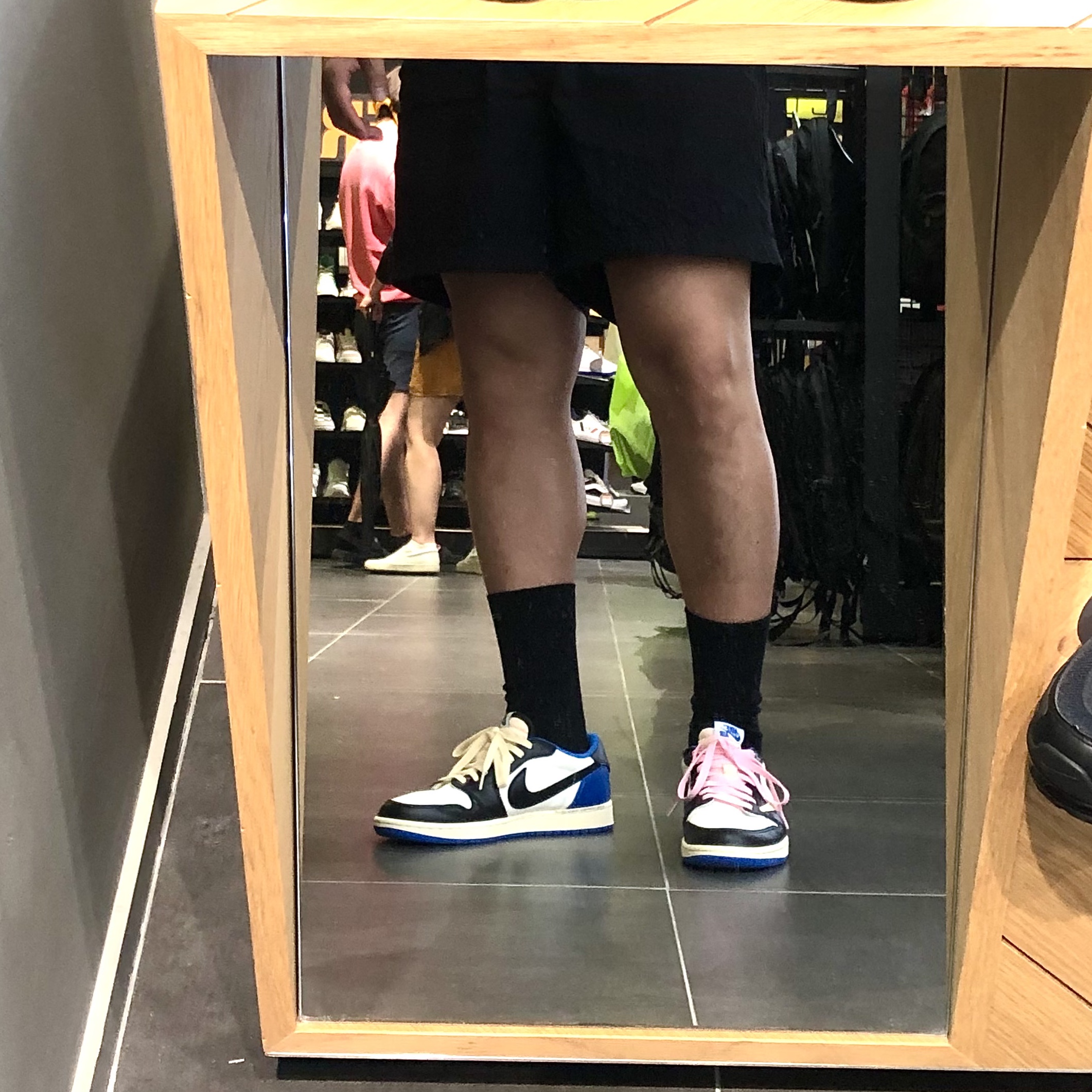 Jordan 1 x Travis Scott x Fragment Retro Low OG SP Military Blue 착용 스타일