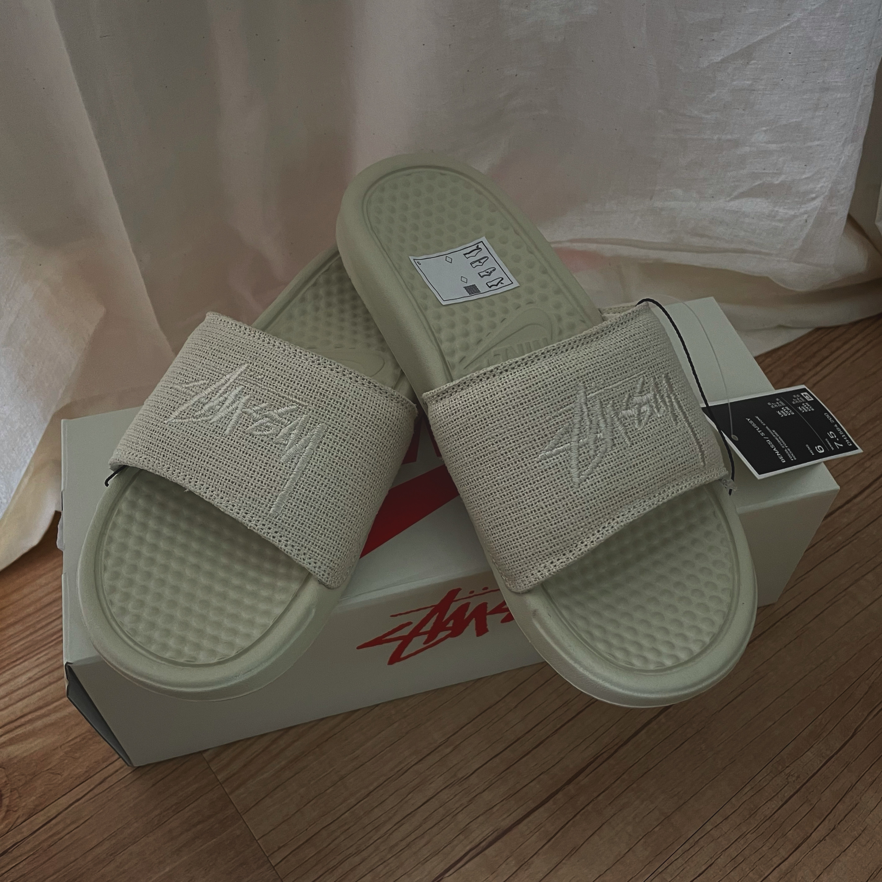Nike x Stussy Benassi Hemp Slide Fossil Stone 착용 스타일