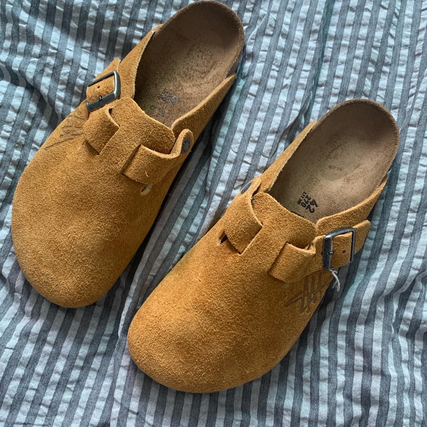 Birkenstock x Stussy Boston Clog Caramel 착용 스타일 - 2