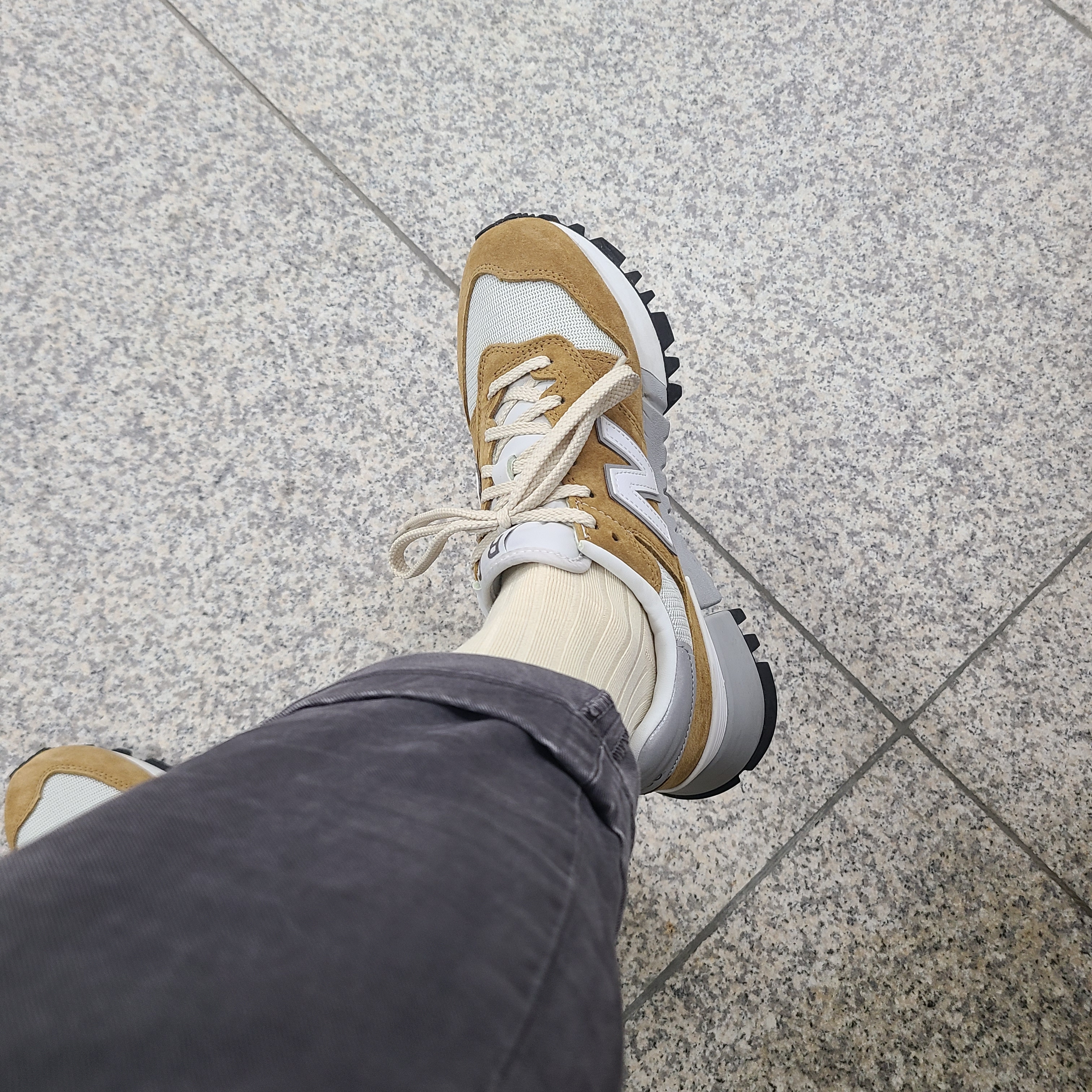 New Balance R_C 1300 Workwear Brown 착용 스타일 - 5