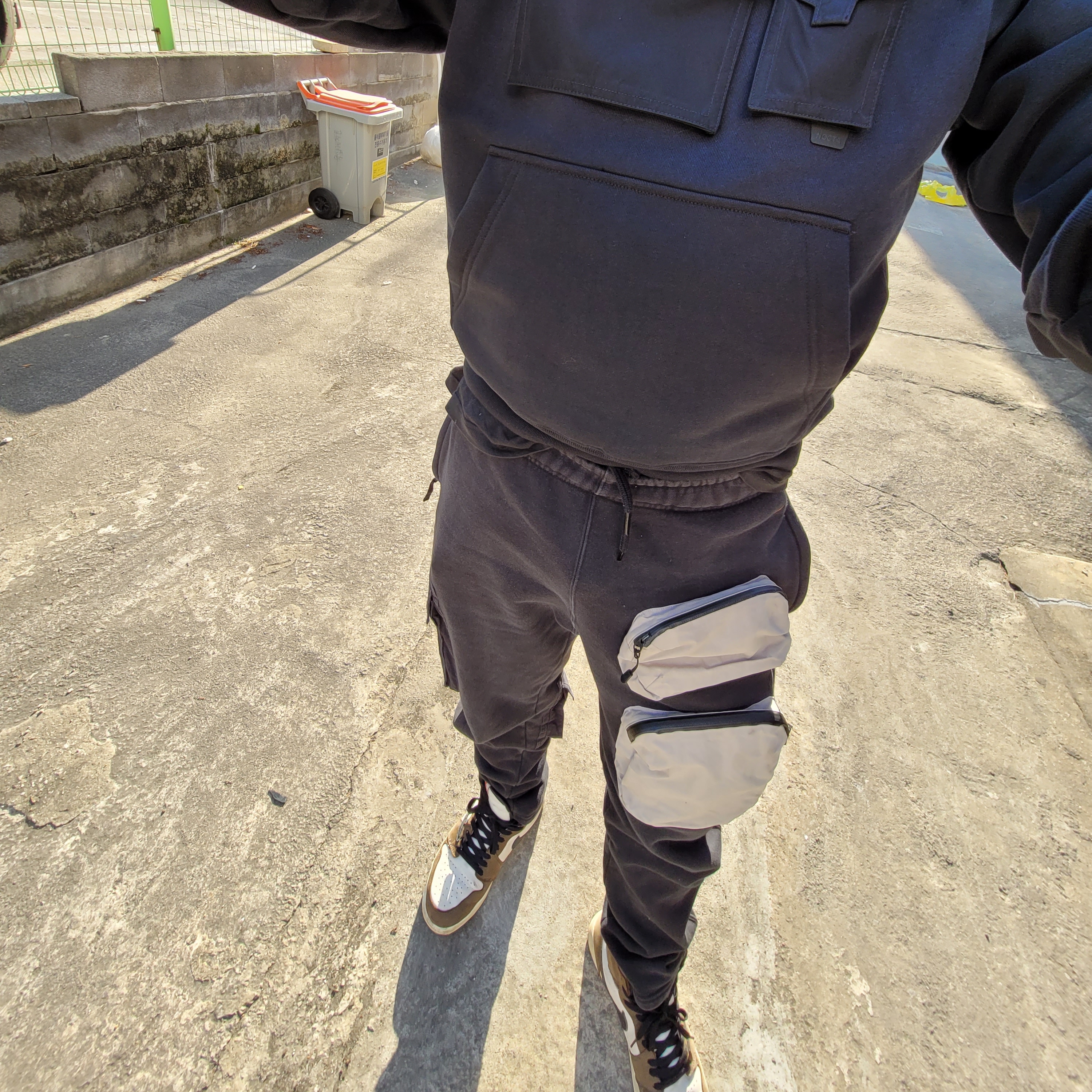 Jordan 1 x Travis Scott Retro High OG SP Mocha, Nike x Travis Scott NRG AG Utility Sweatpants Black 착용 스타일