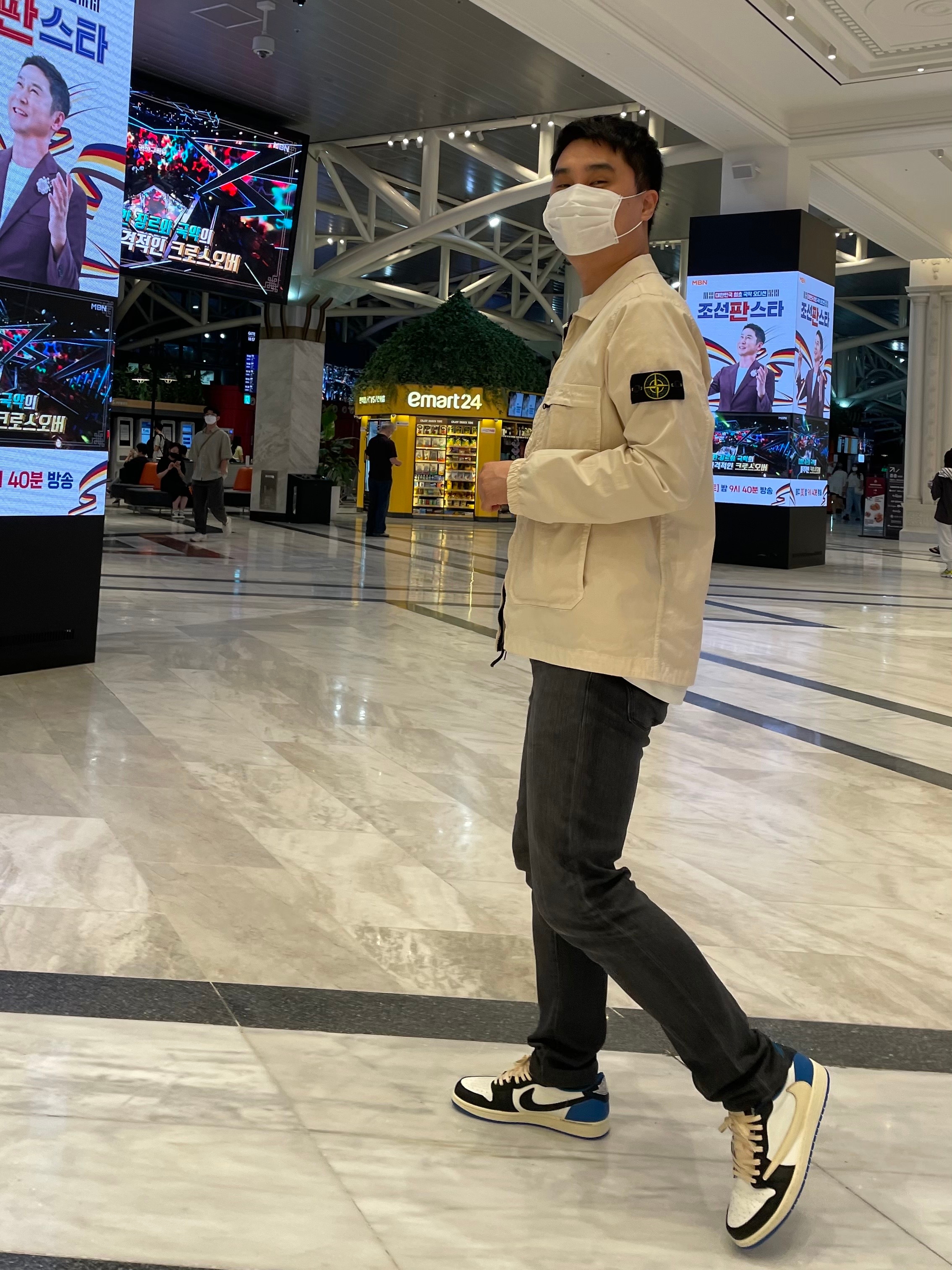 Jordan 1 x Travis Scott x Fragment Retro Low OG SP Military Blue, Jordan x Travis Scott x Fragment T-Shirt Sail (DJ0619-133) 착용 스타일 - 1