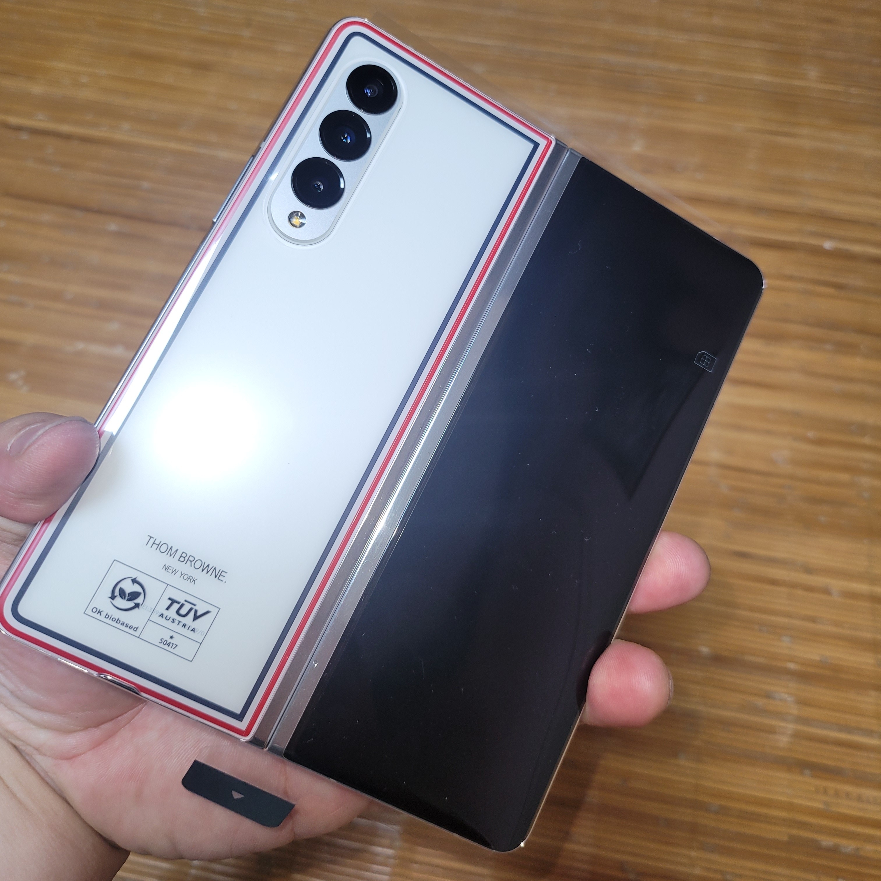Samsung Galaxy Z Fold3 Thom Browne Edition (Korean Ver.) 착용 스타일 - 2