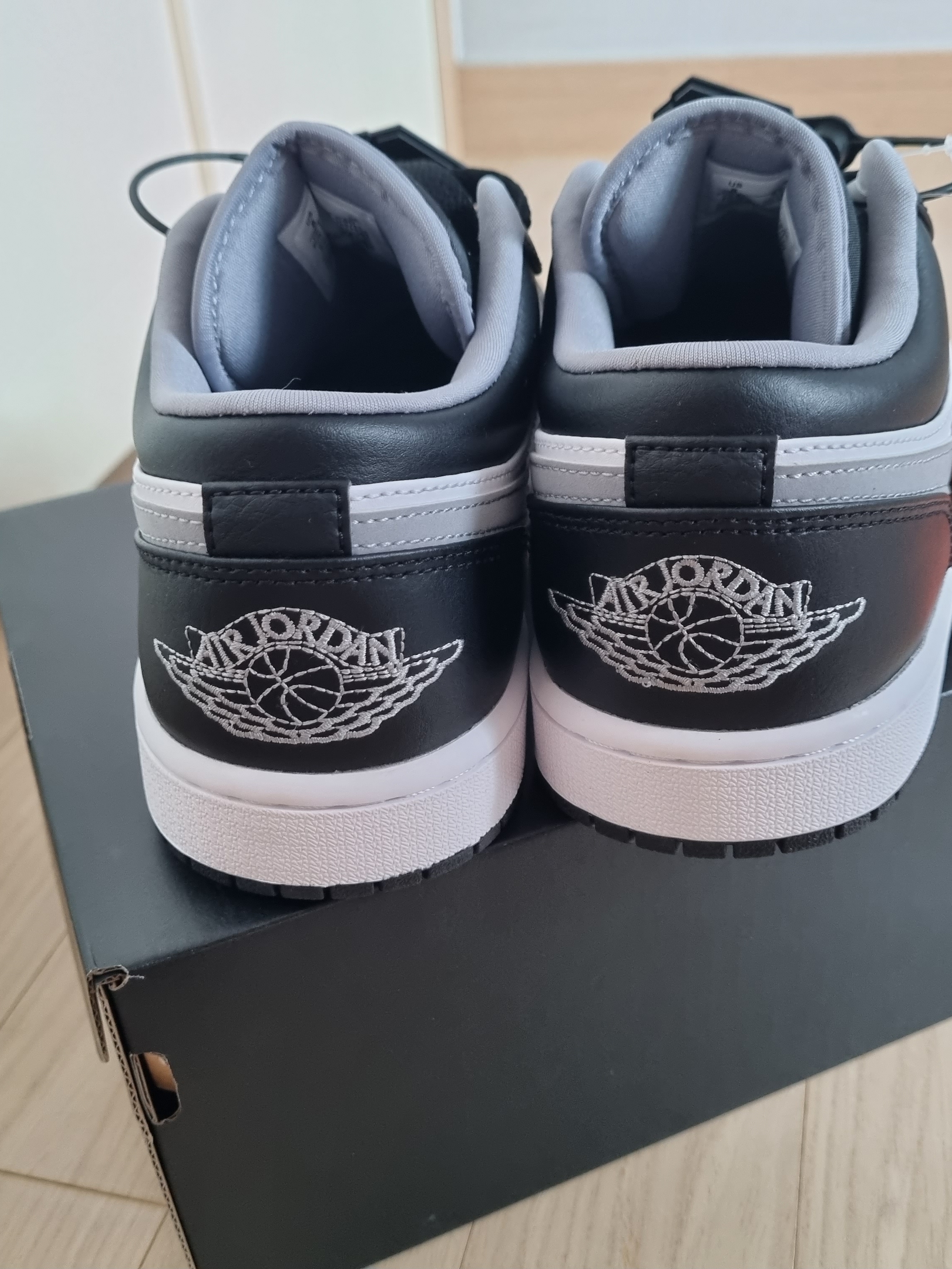 Jordan 1 Low Black Particle Grey 착용 스타일 - 4