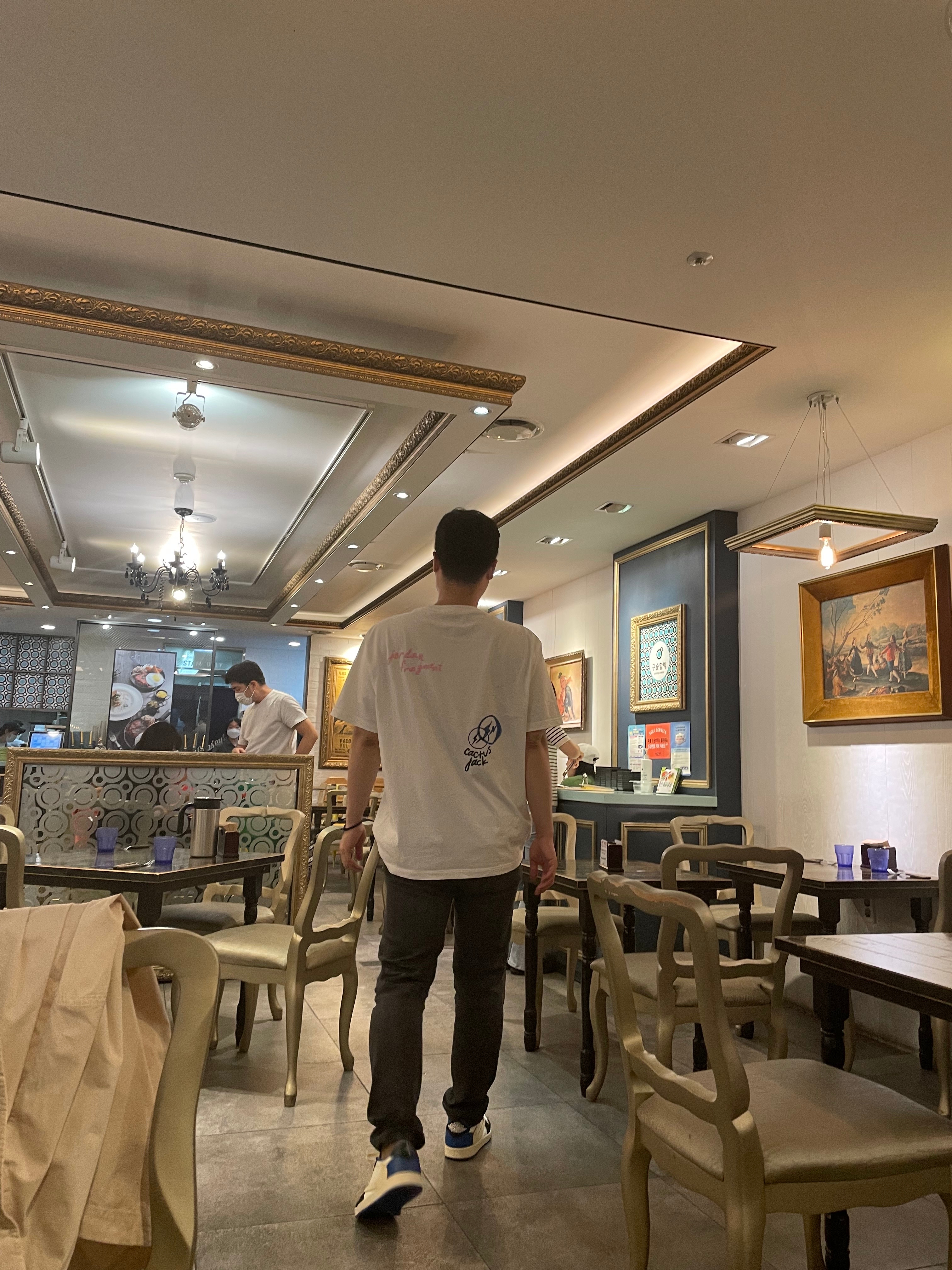 Jordan 1 x Travis Scott x Fragment Retro Low OG SP Military Blue, Jordan x Travis Scott x Fragment T-Shirt Sail (DJ0619-133) 착용 스타일 - 3
