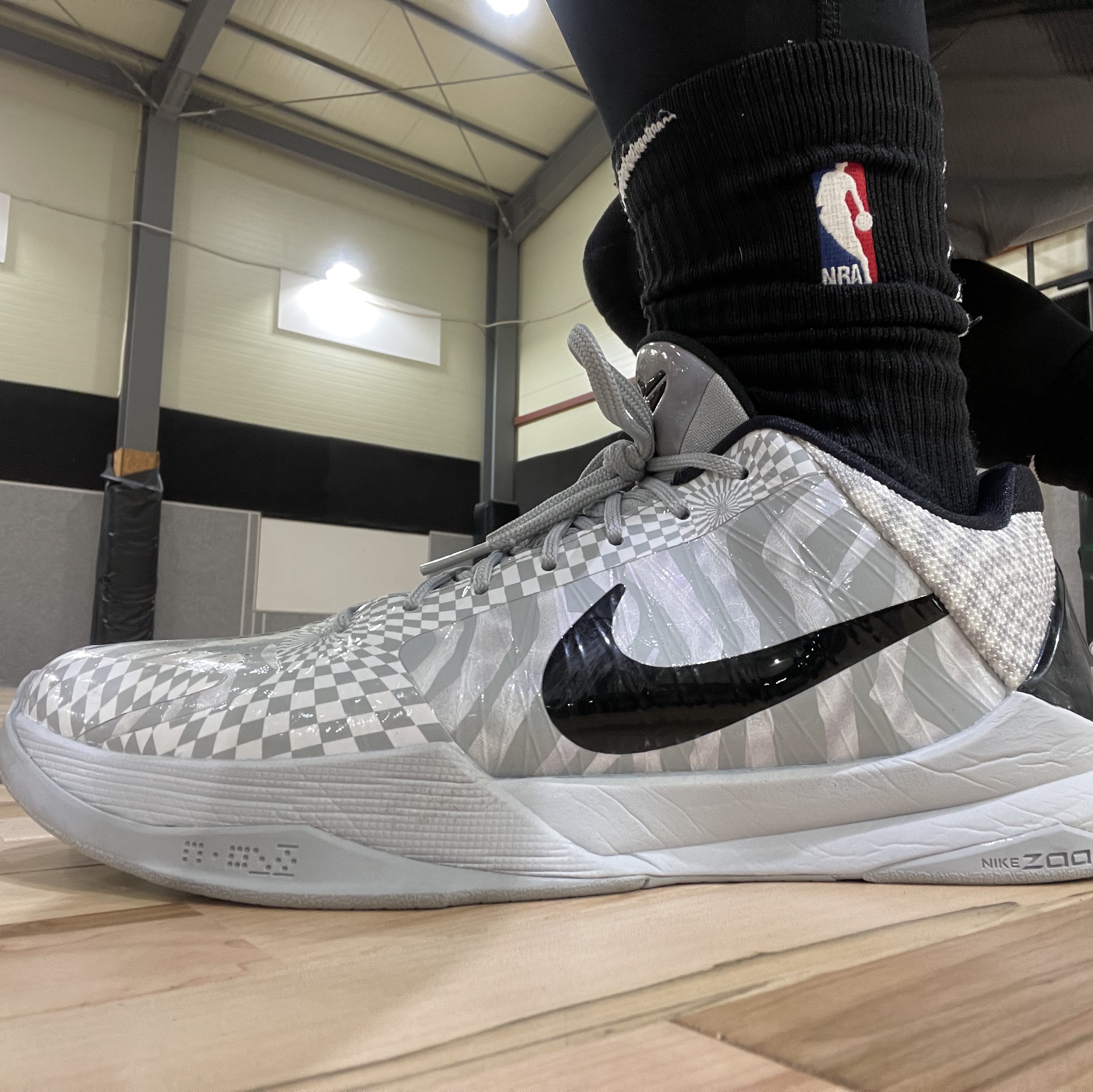 Nike Kobe 5 Protro Zebra PE 착용 스타일