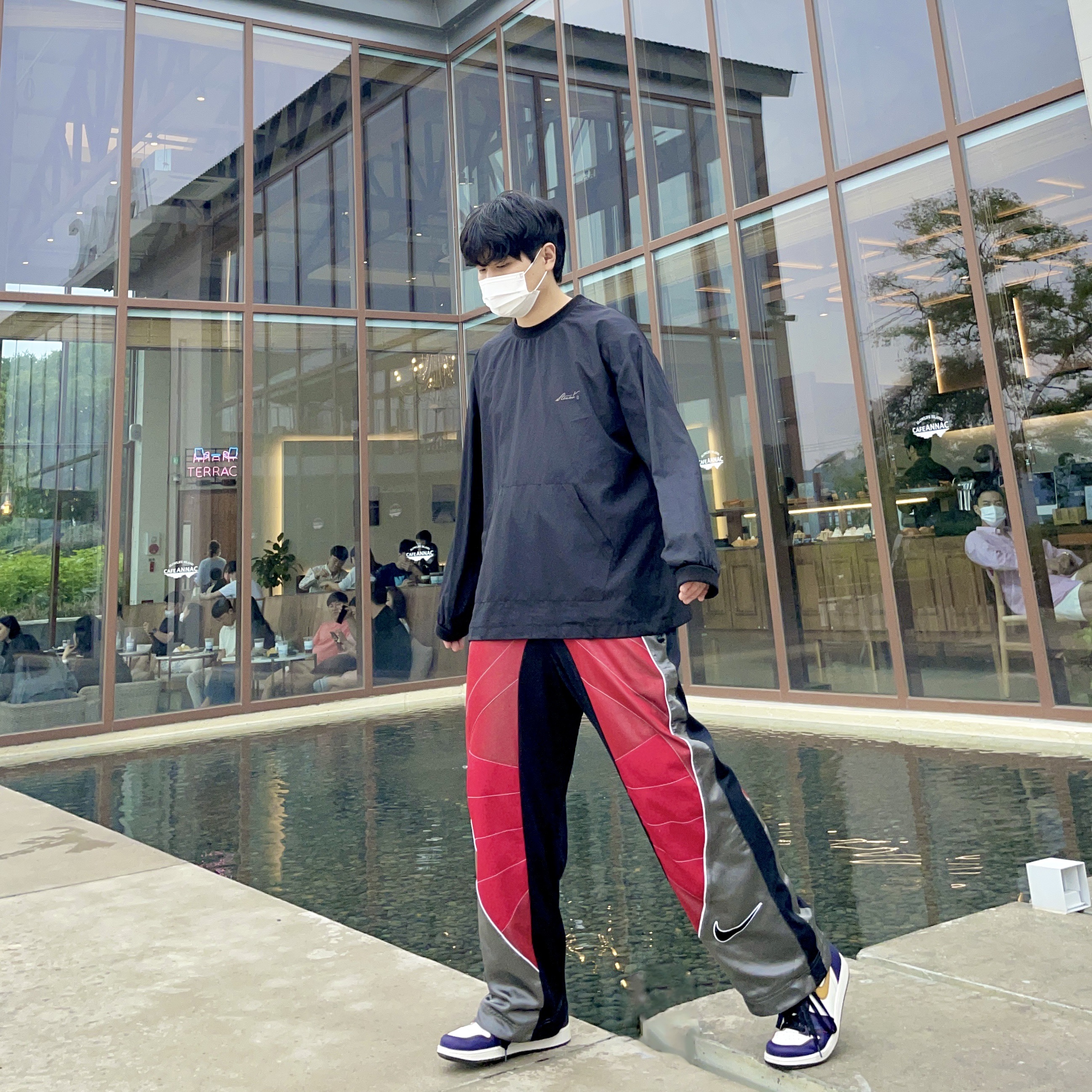 Jordan 1 Retro High OG Defiant SB LA to Chicago, Nike x Cactus Plant Flea Market MX Rave Pants Red Grey Black - Asia 착용 스타일