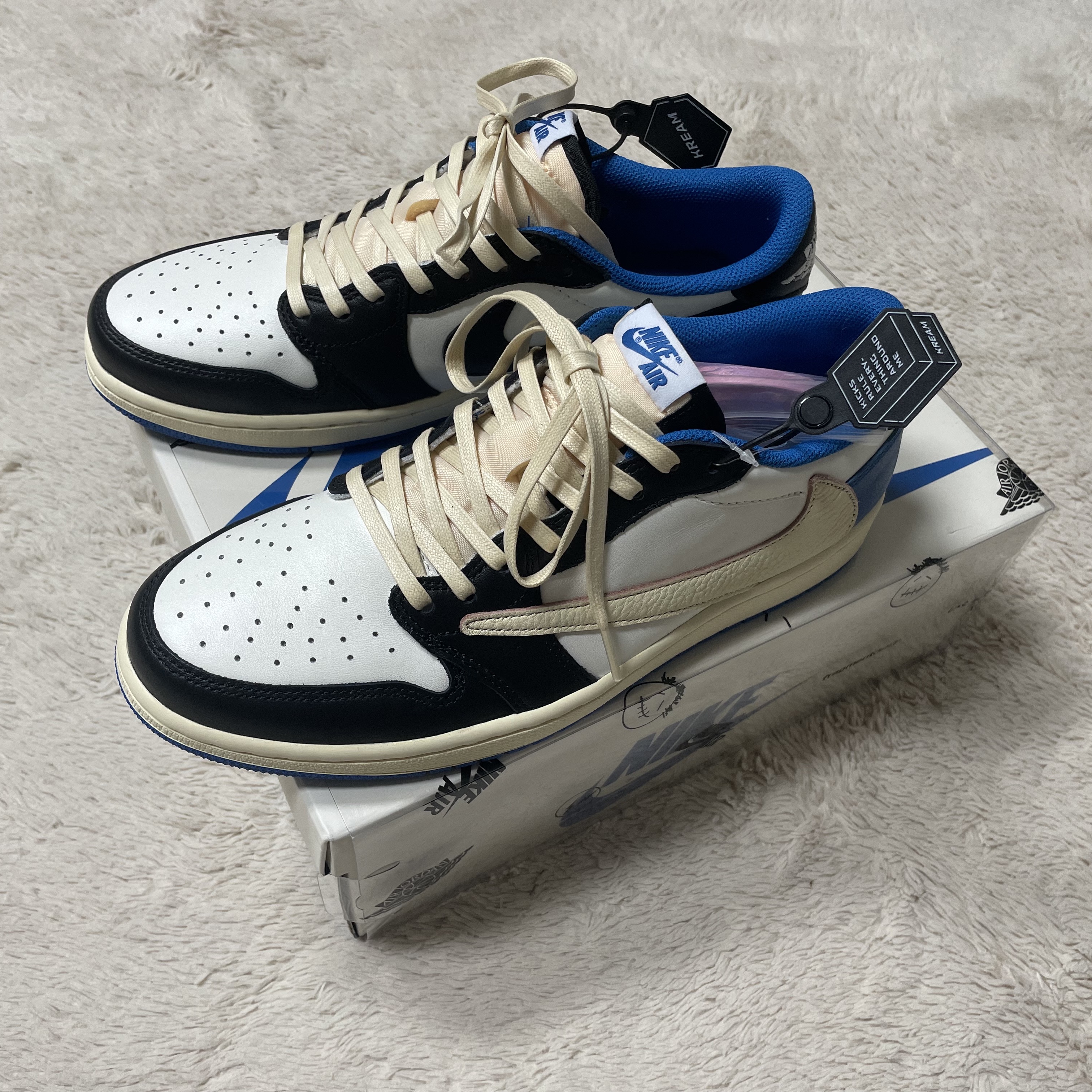 Jordan 1 x Travis Scott x Fragment Retro Low OG SP Military Blue 착용 스타일 - 2
